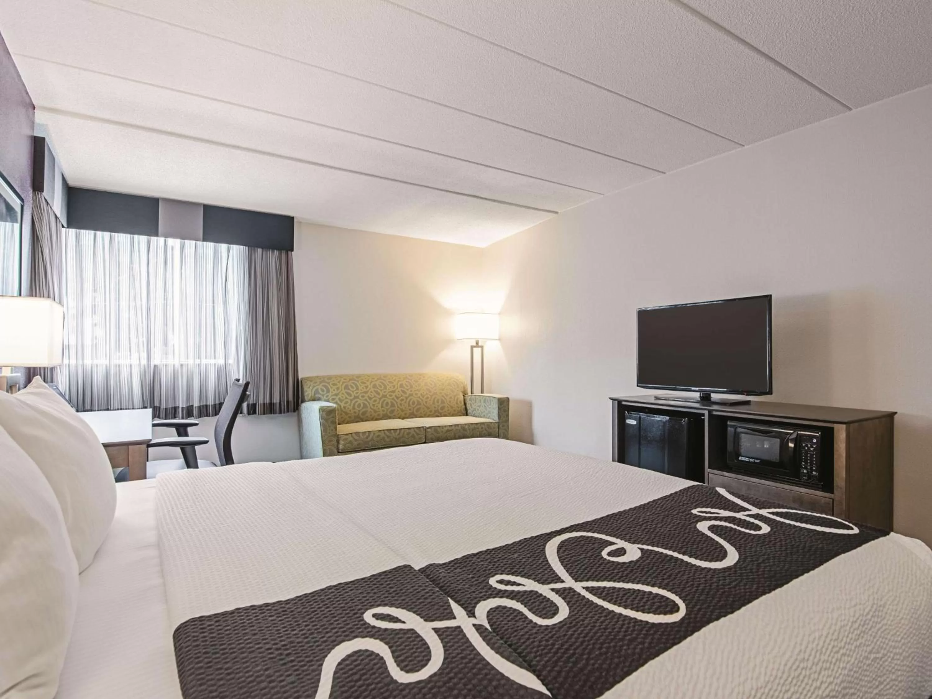 Photo of the whole room, Bed in La Quinta Inn & Suites by Wyndham Portland DT Maine Med