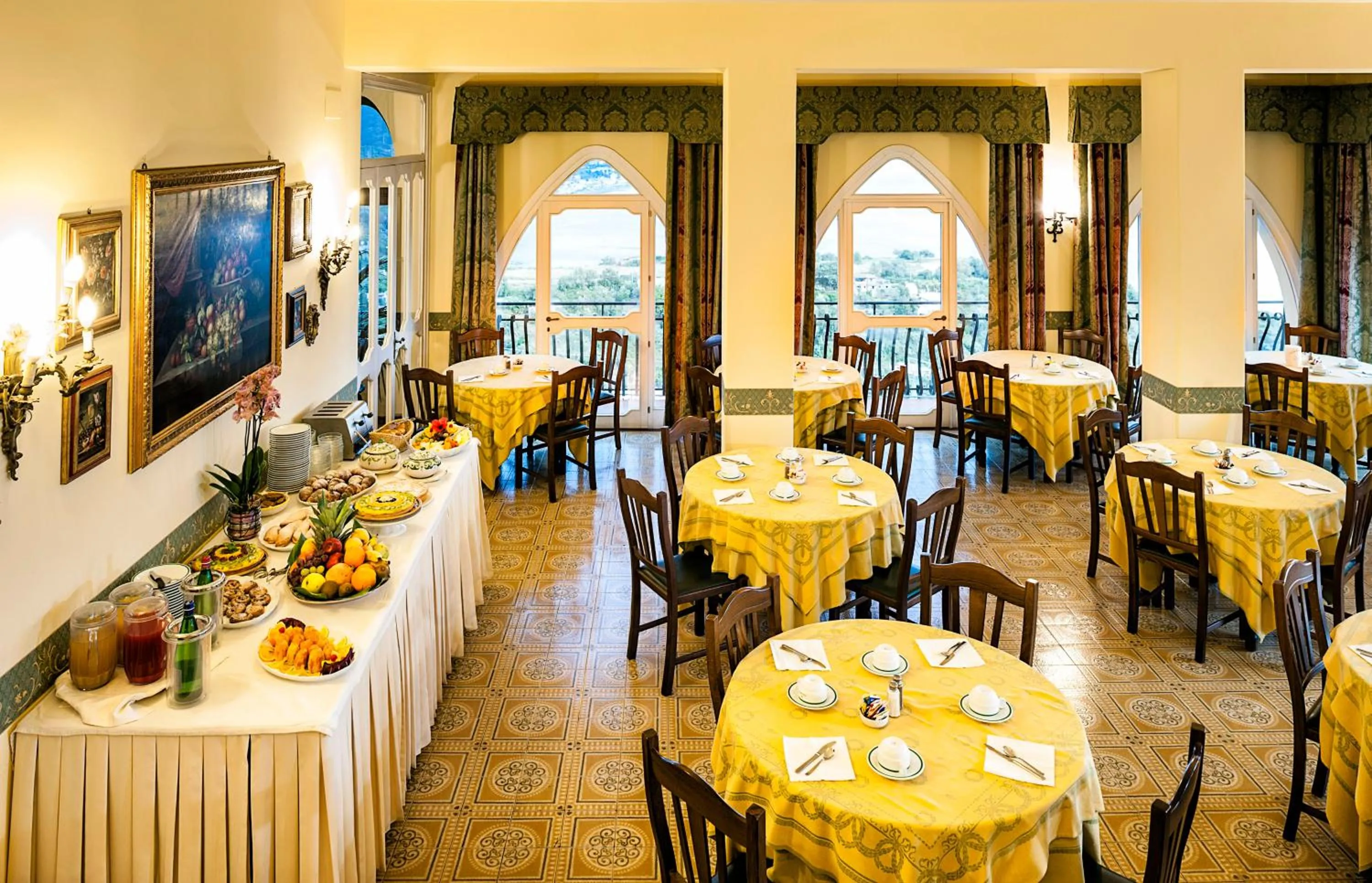 Restaurant/places to eat in Hotel Sirius