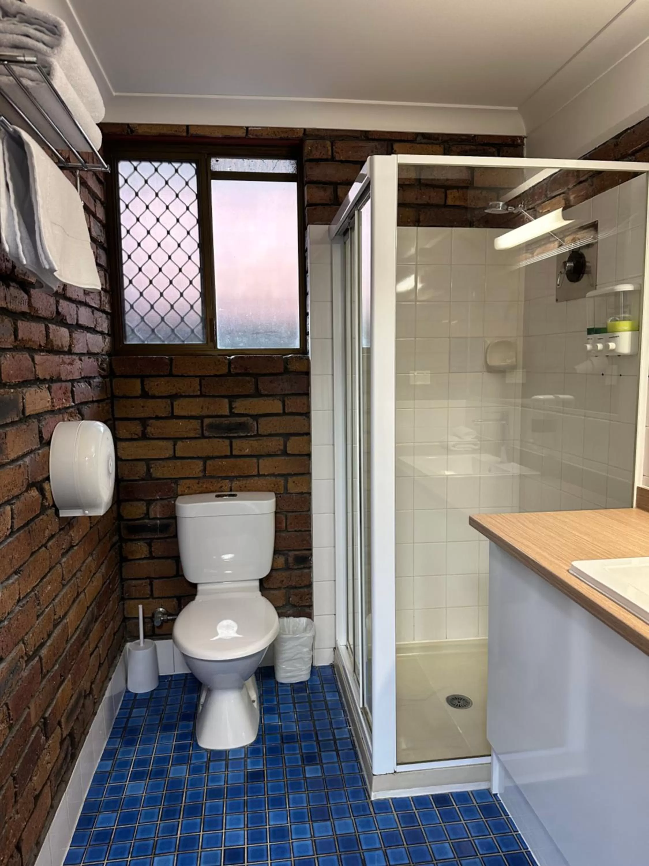 Shower in Logan City Motor Inn