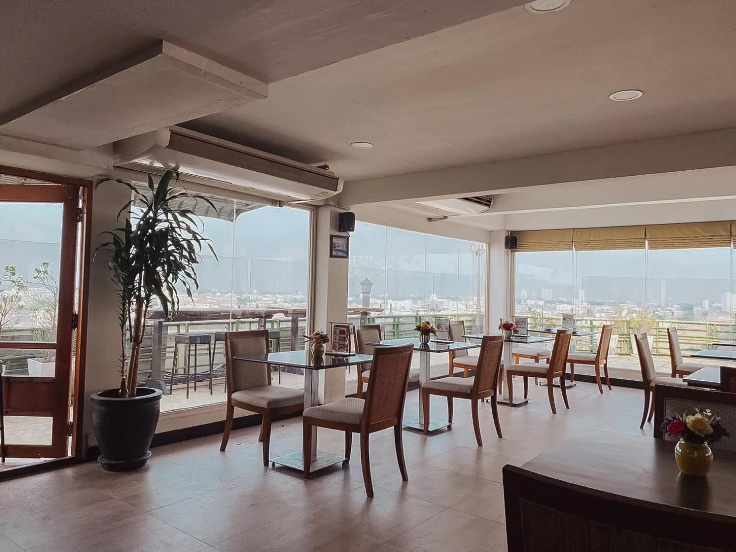 Restaurant/places to eat in Hotel De Khuvieng