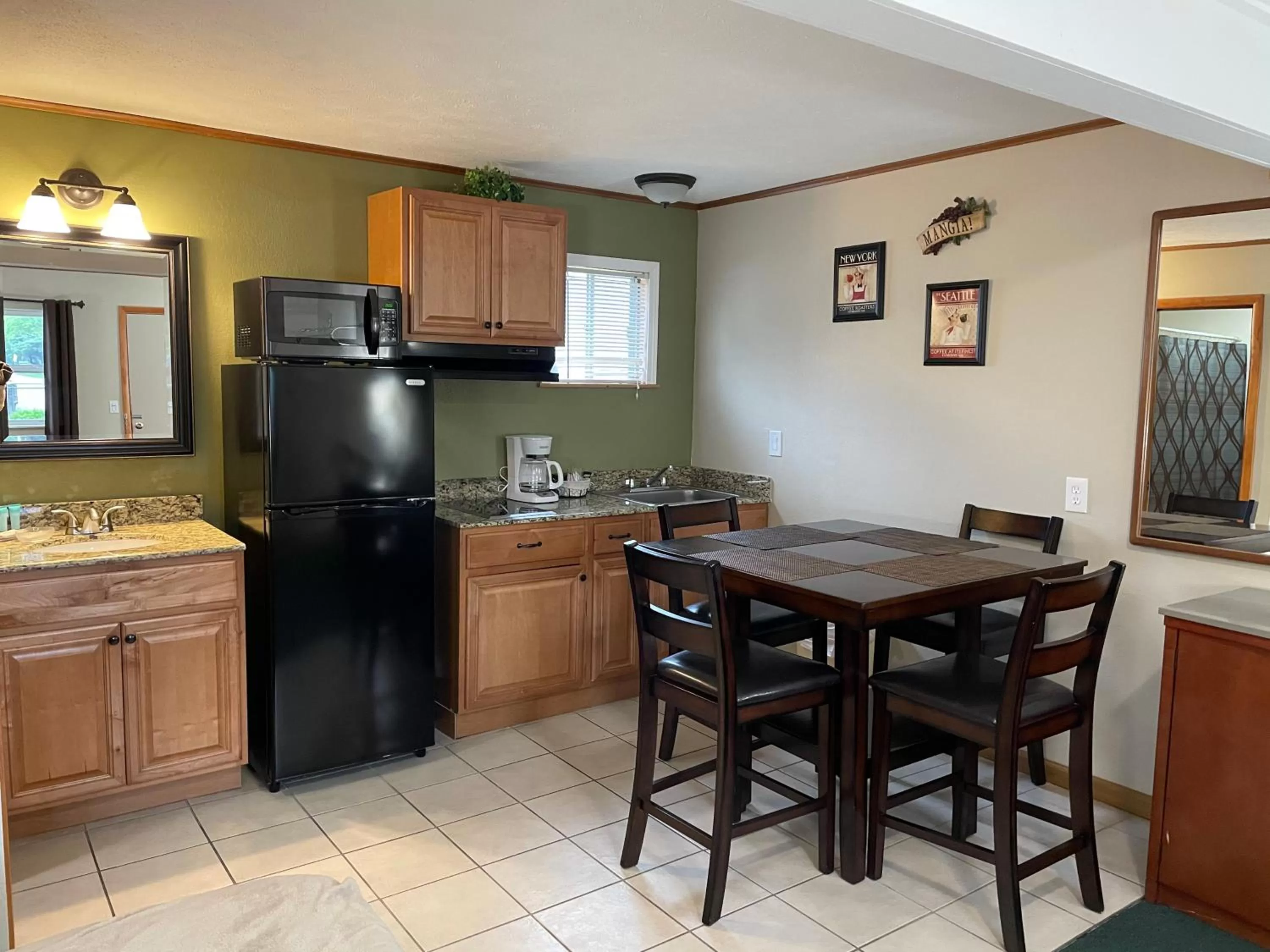 Coffee/tea facilities in Hunter's Friend Resort near Silver Dollar City