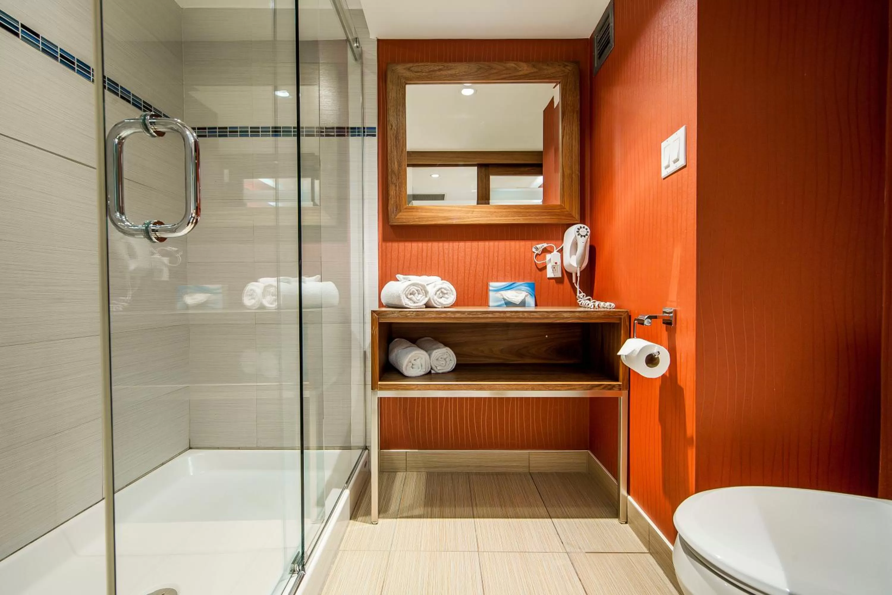 Shower in Hotel Universel Montréal