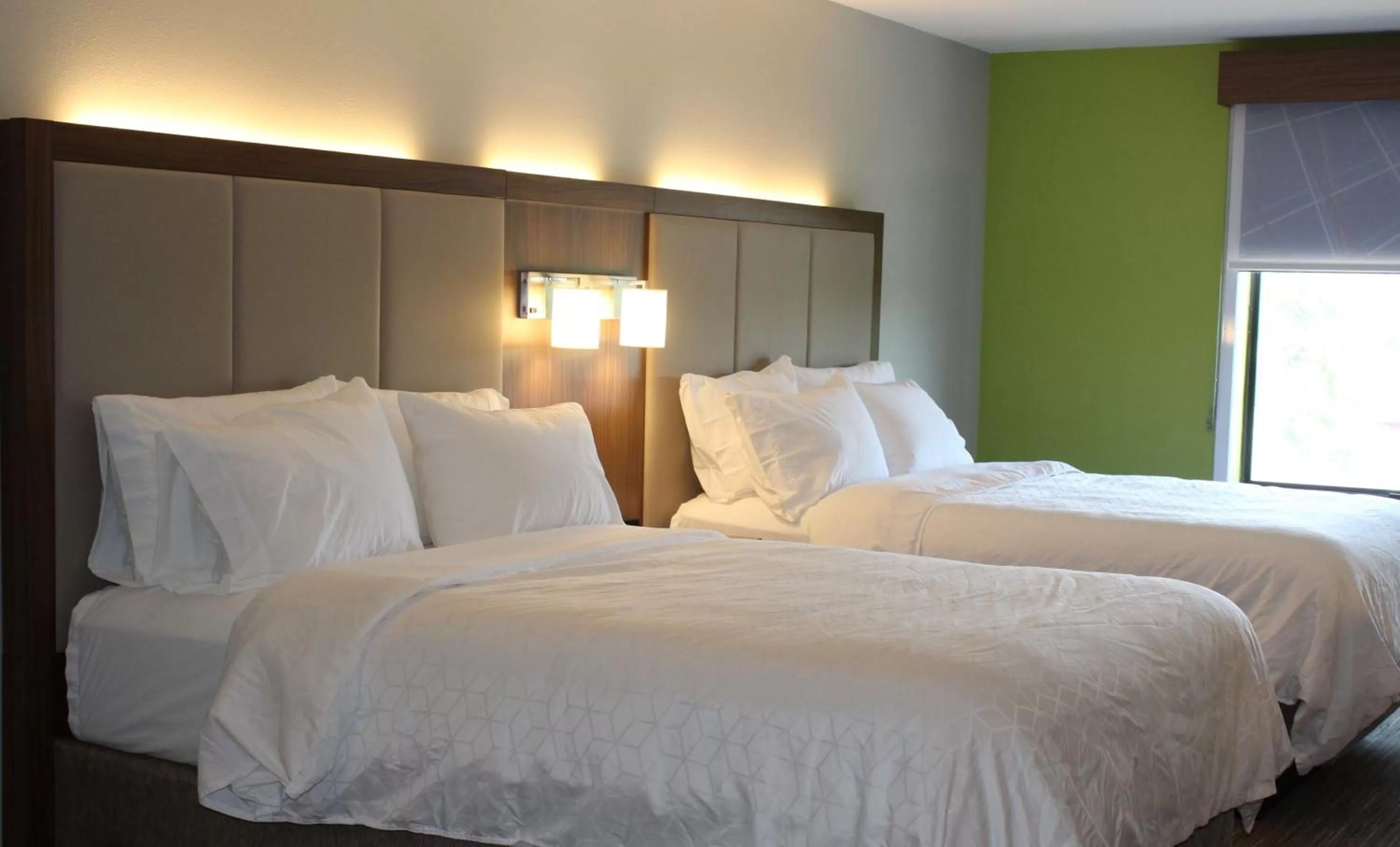 Photo of the whole room, Bed in Holiday Inn Express Forest City by IHG
