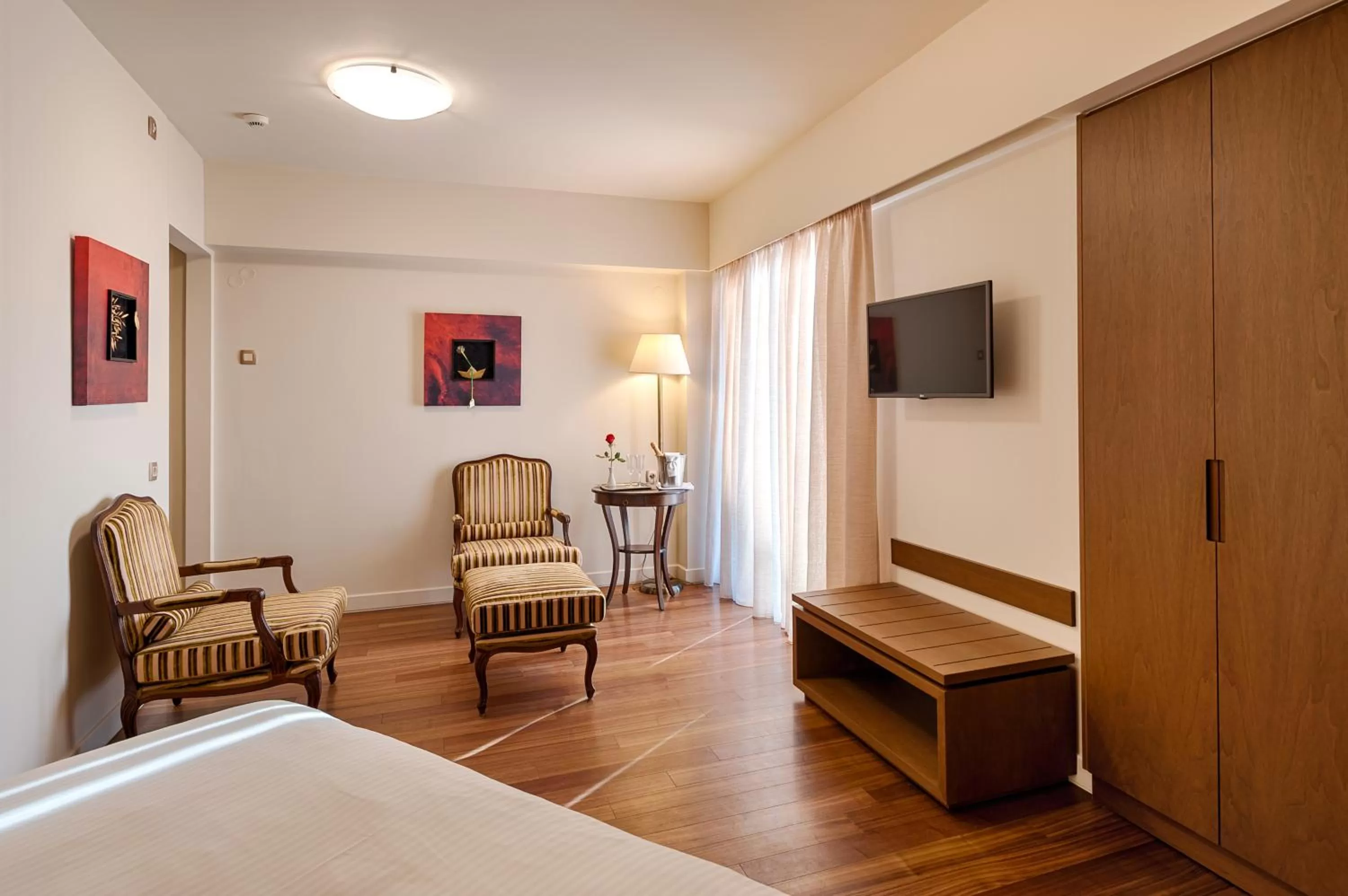 Living room, Bed in Civitel Akali Hotel