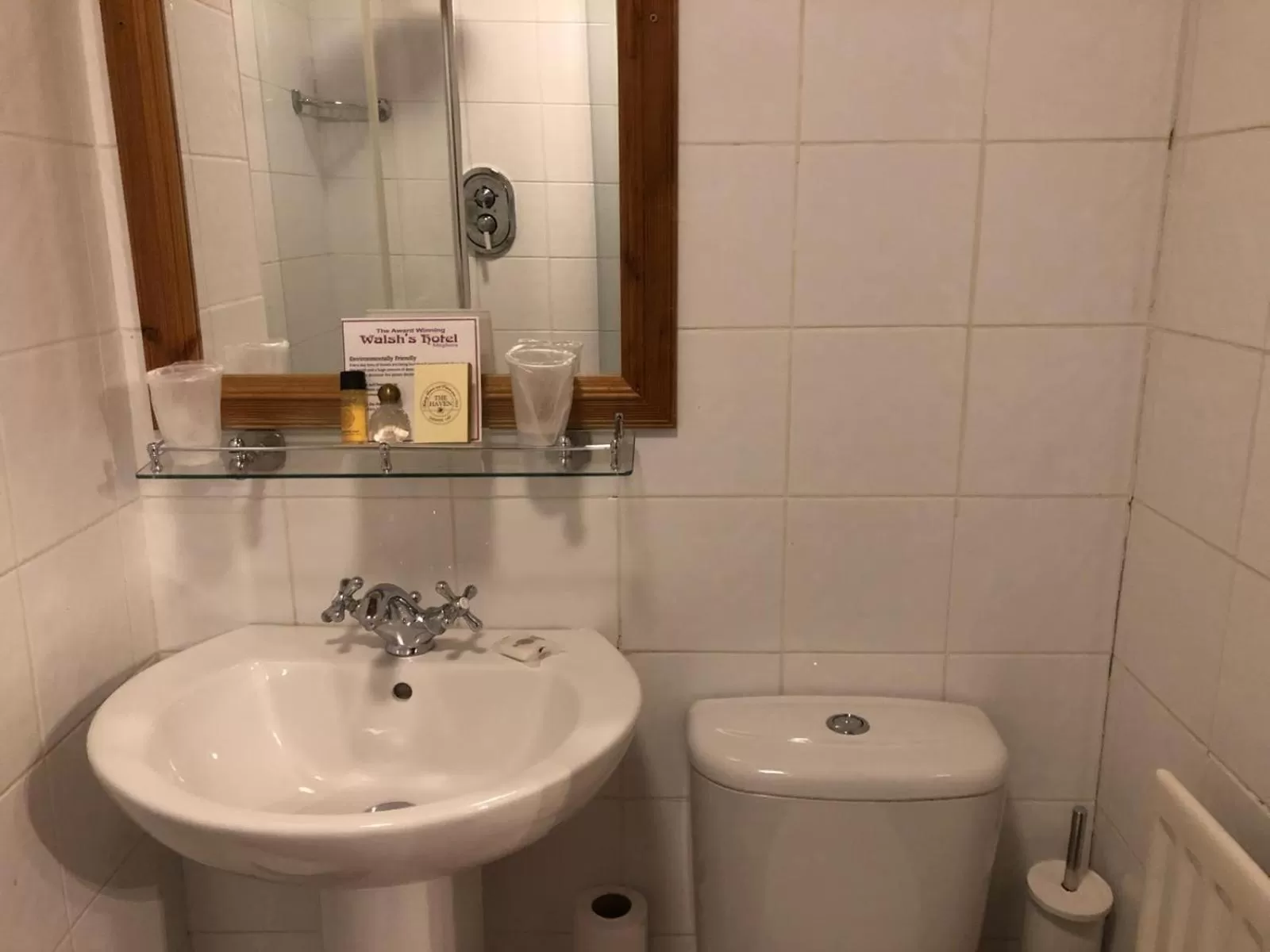 Bathroom in Walsh's Hotel and Apartments