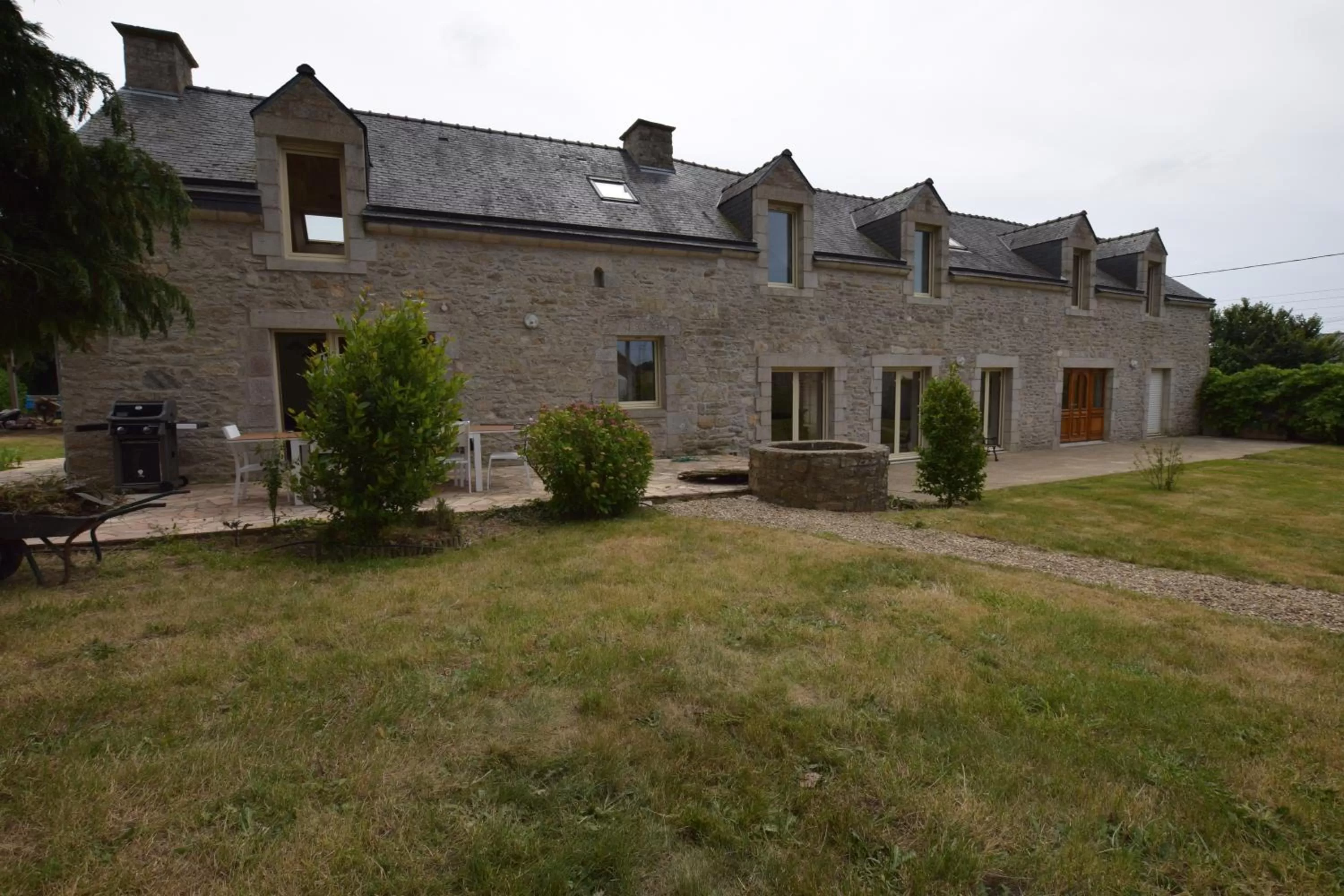 Facade/entrance, Property Building in Domaine Uraveni