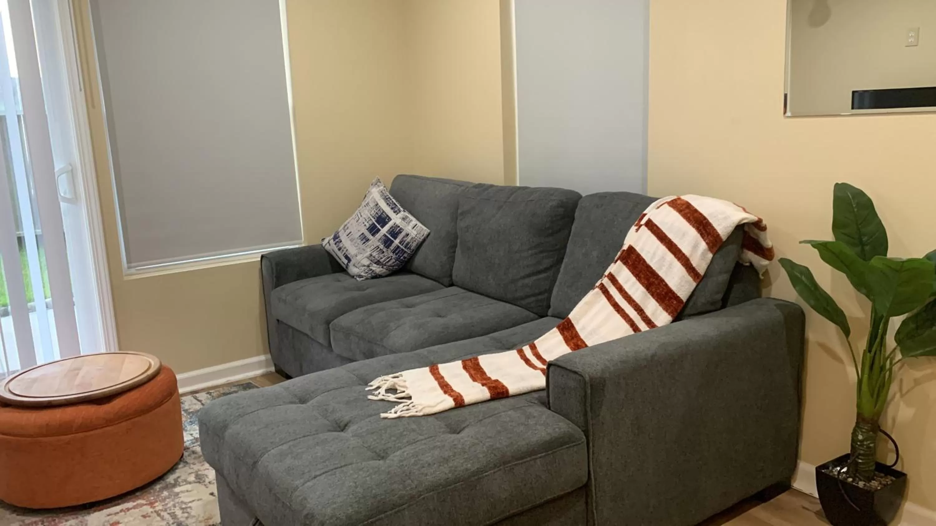 Living room in Captain's Inn at Moss Landing