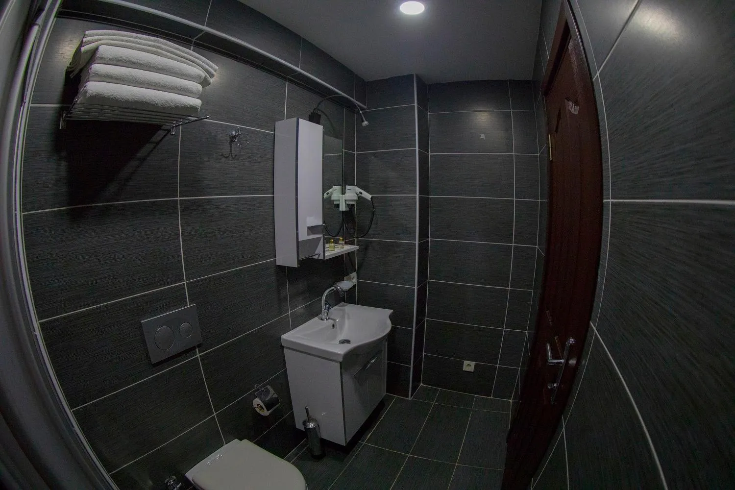 Bathroom in Ramparts Hotel