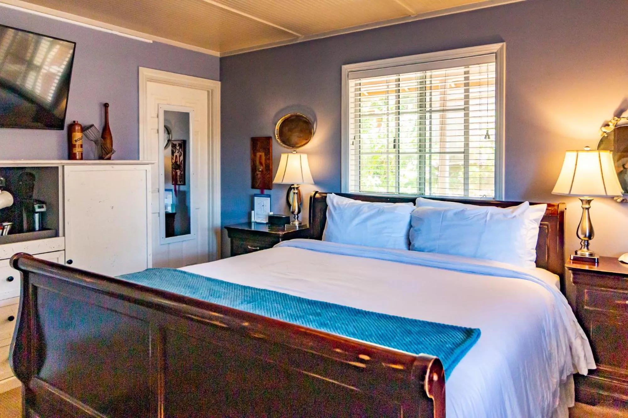 Photo of the whole room, Bed in J Patrick Inn