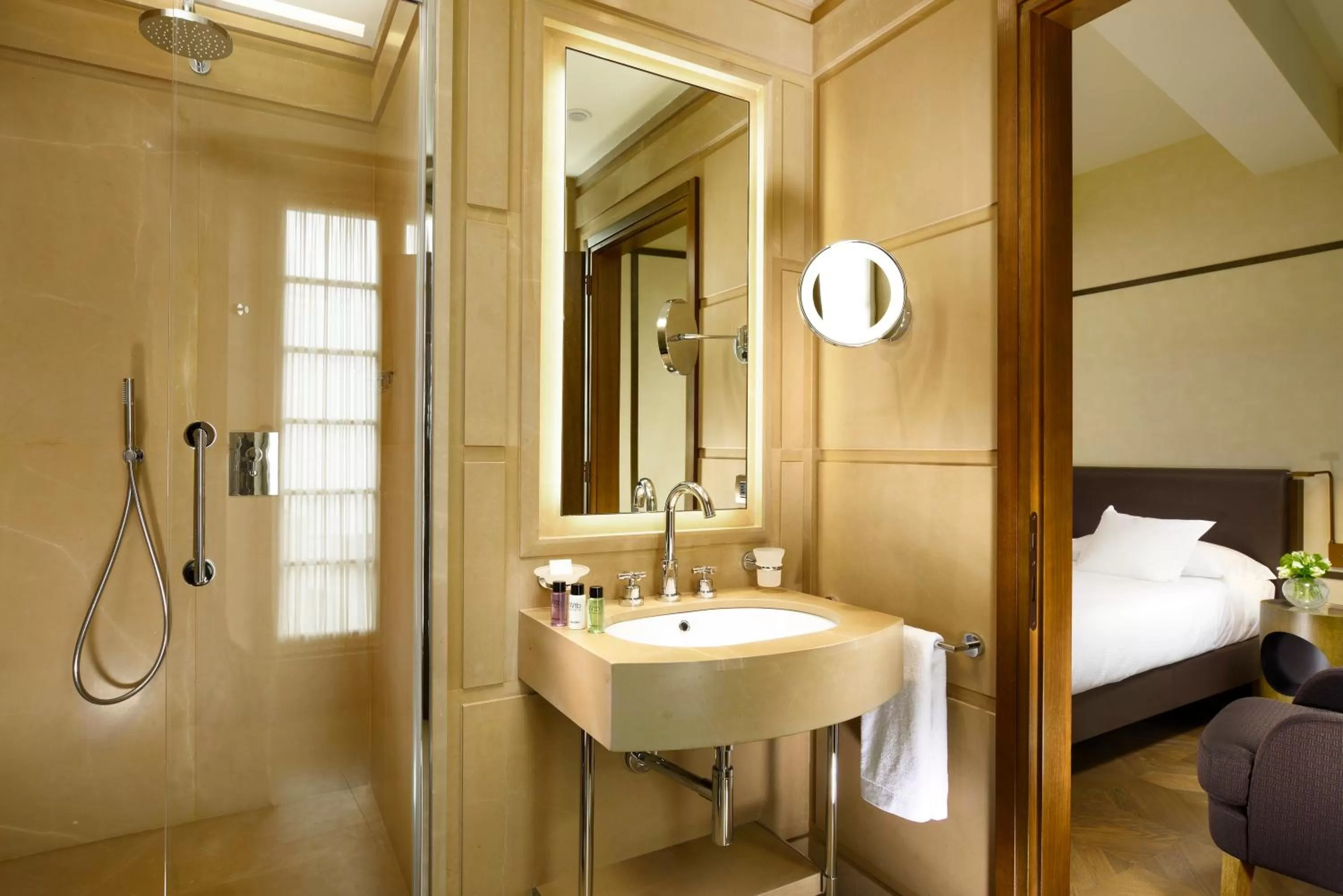 Bathroom, Bed in Hotel Balestri - WTB Hotels