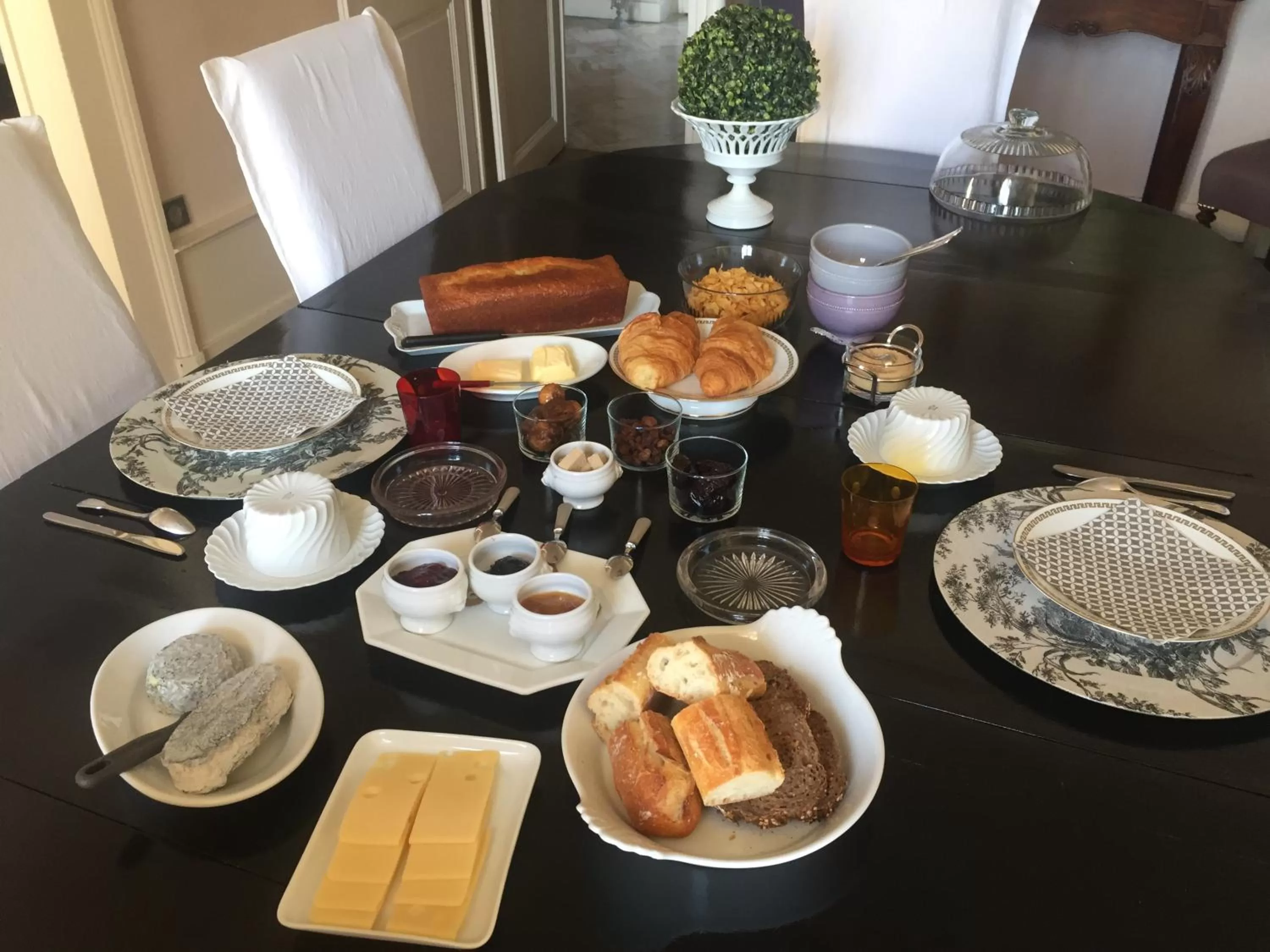 Food and drinks in Au 16 Place Saint Louis