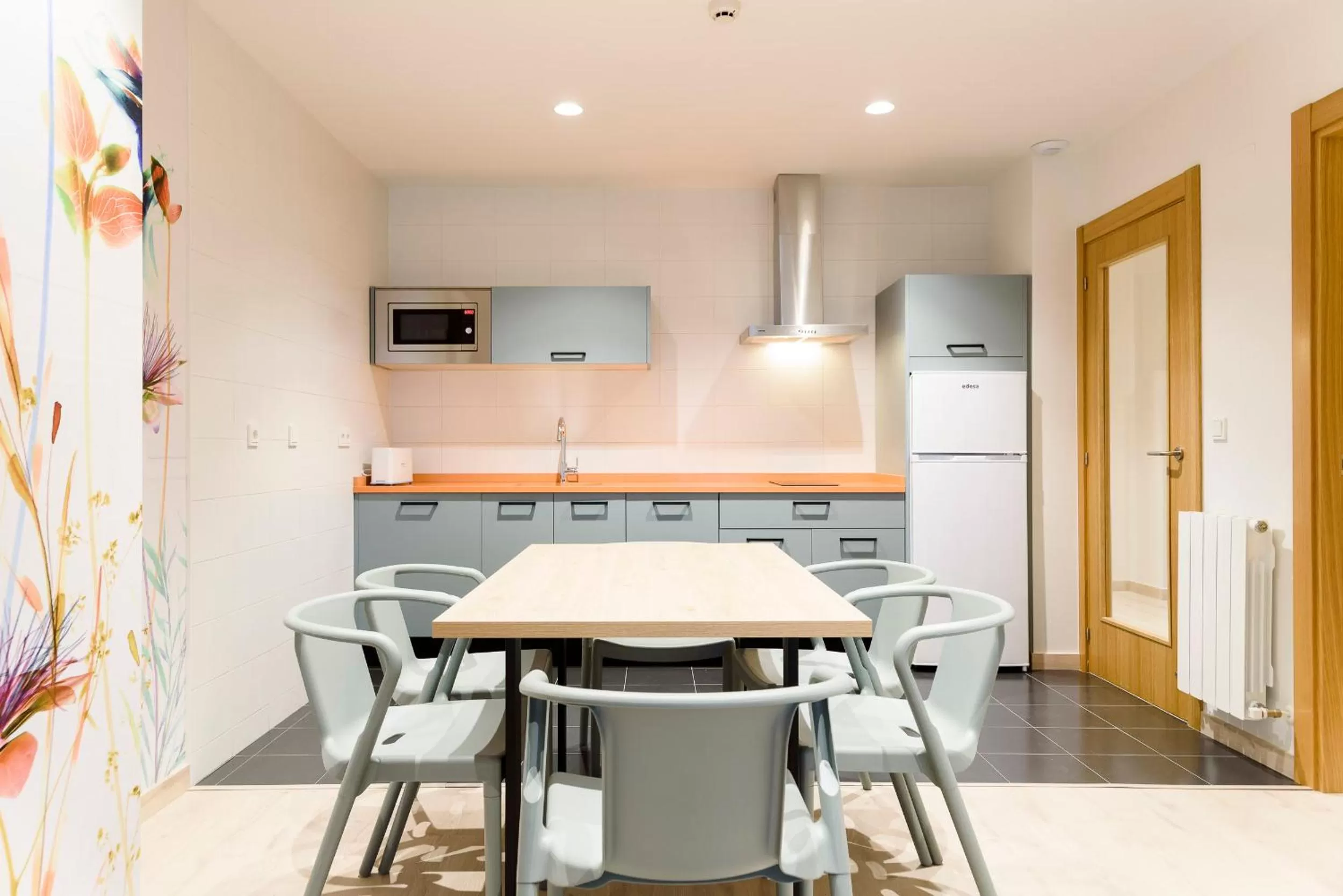 Kitchen or kitchenette, Dining Area in APARTHOTEL SALBURUA