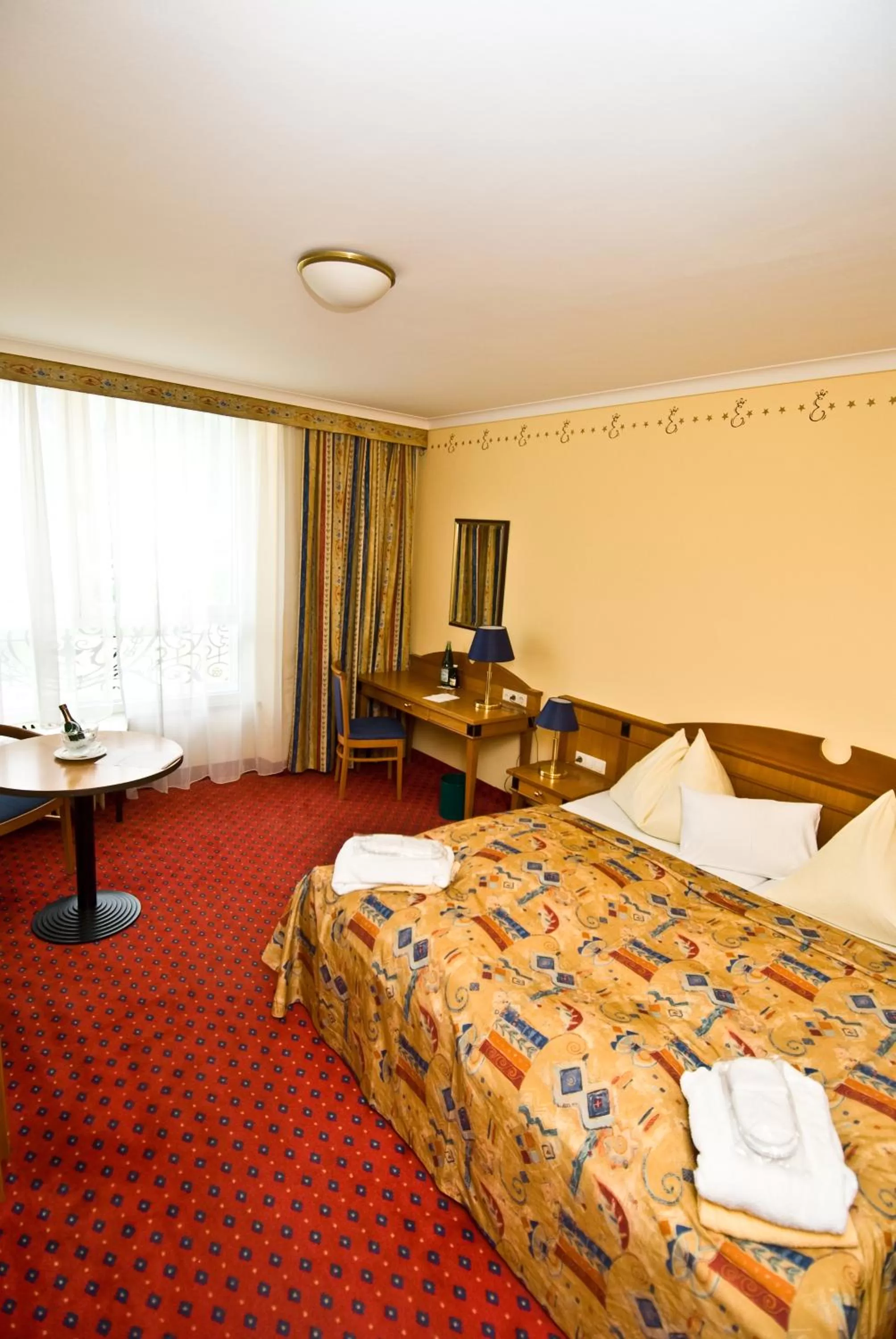 Living room, Bed in Thermal Resort Hotel Elisabethpark