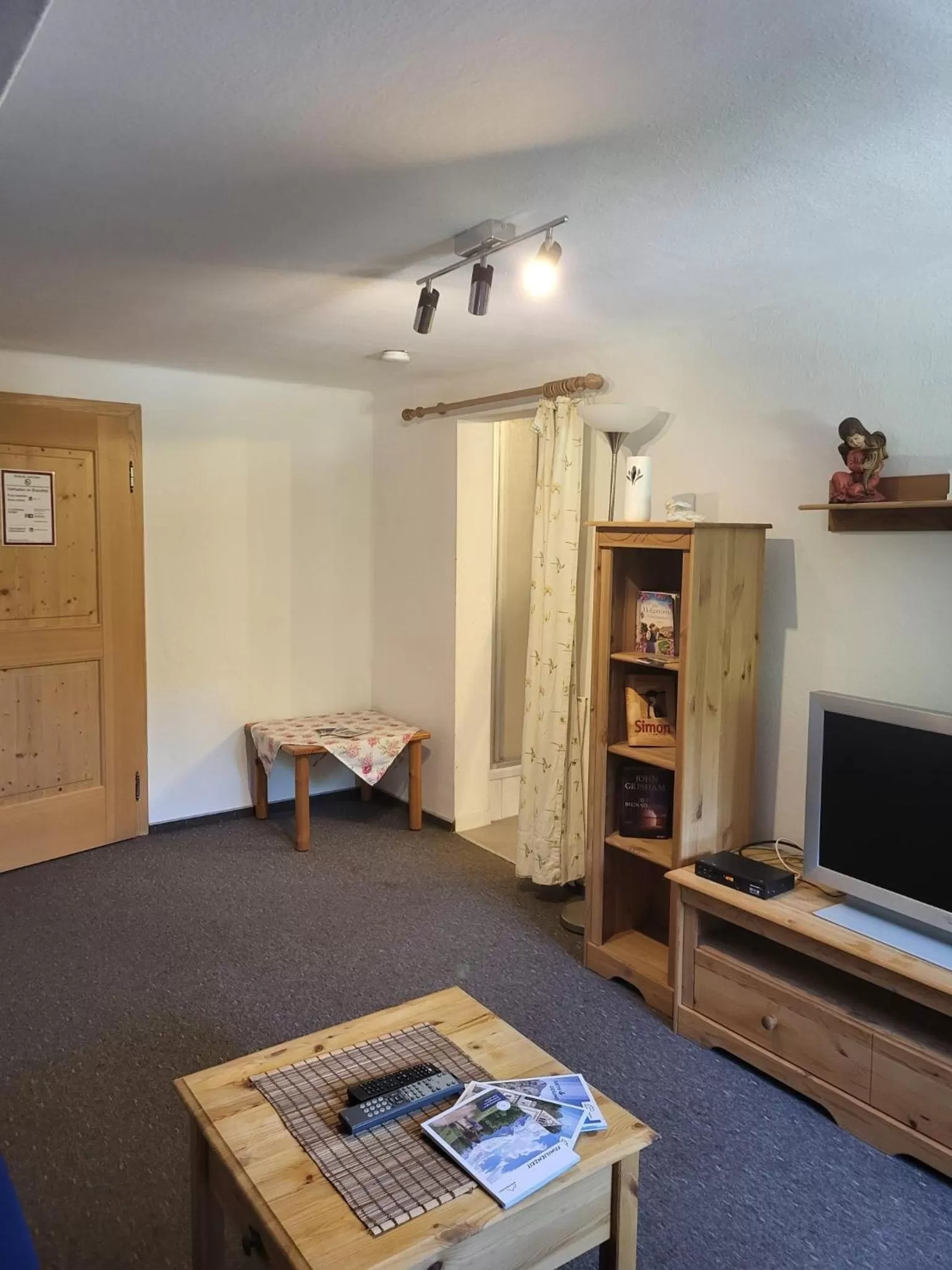 TV/Entertainment Center in Gasthaus Staufenbrücke