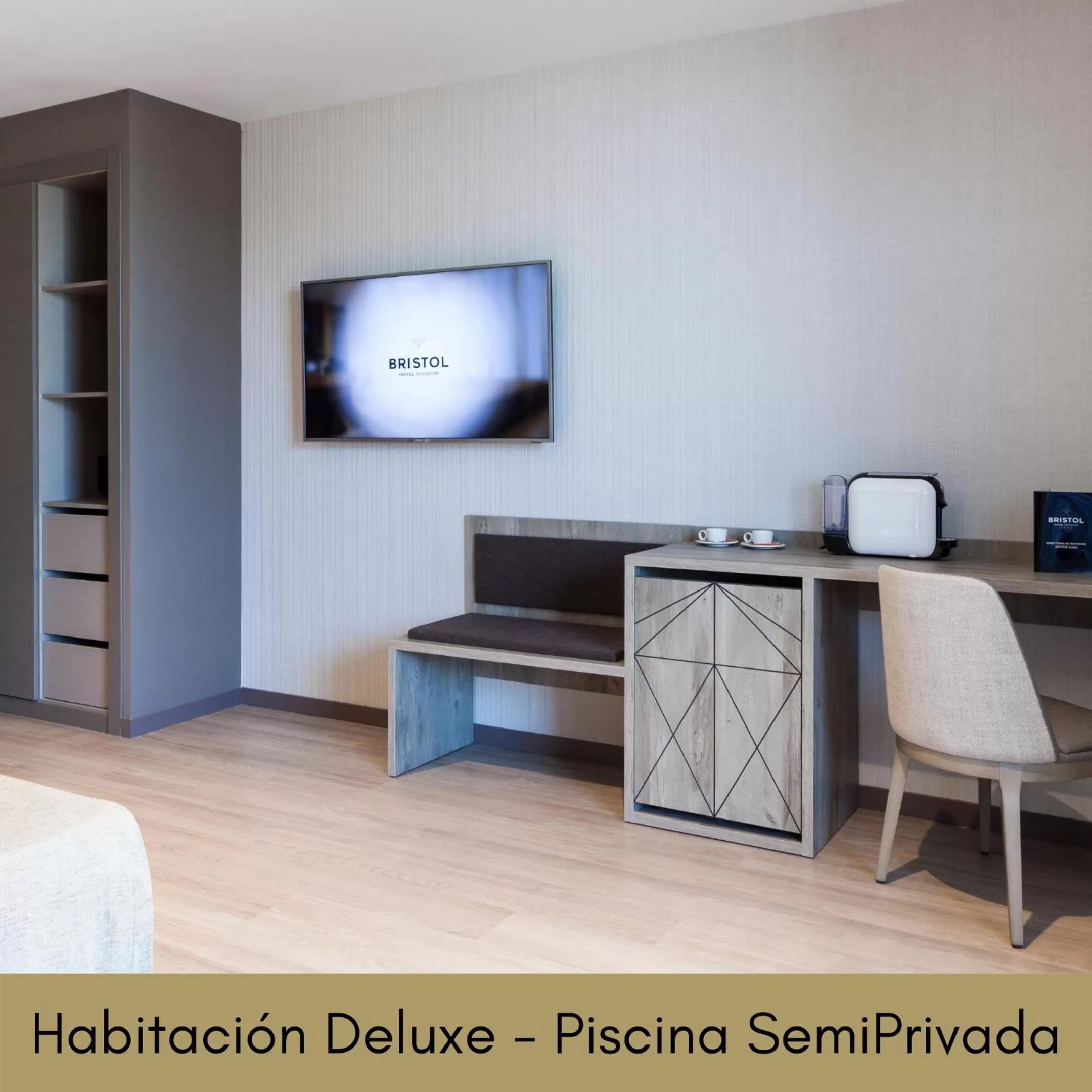 Bedroom, TV/Entertainment Center in Hotel Bristol 4 Sup