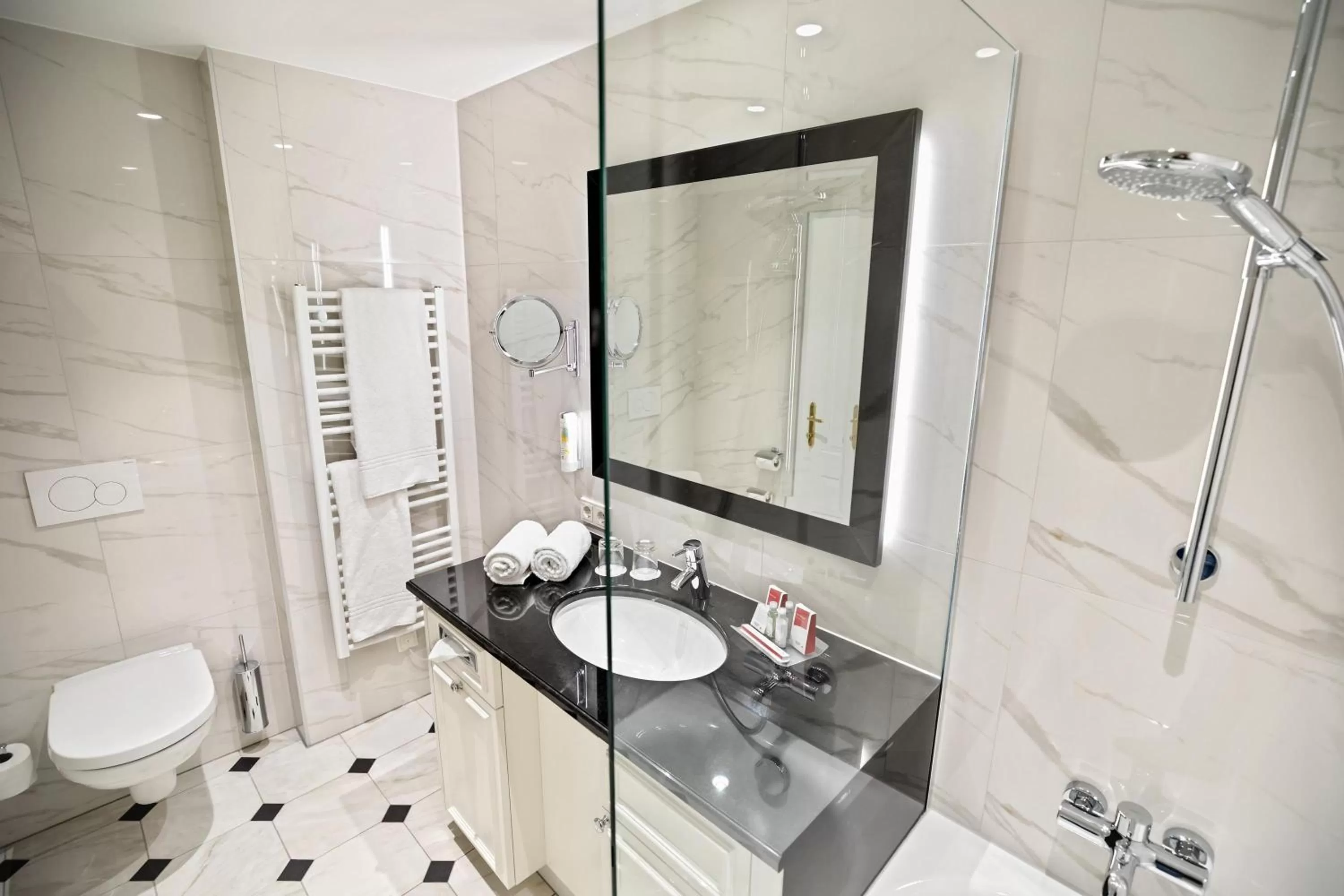 Toilet in Austria Trend Parkhotel Schönbrunn Wien