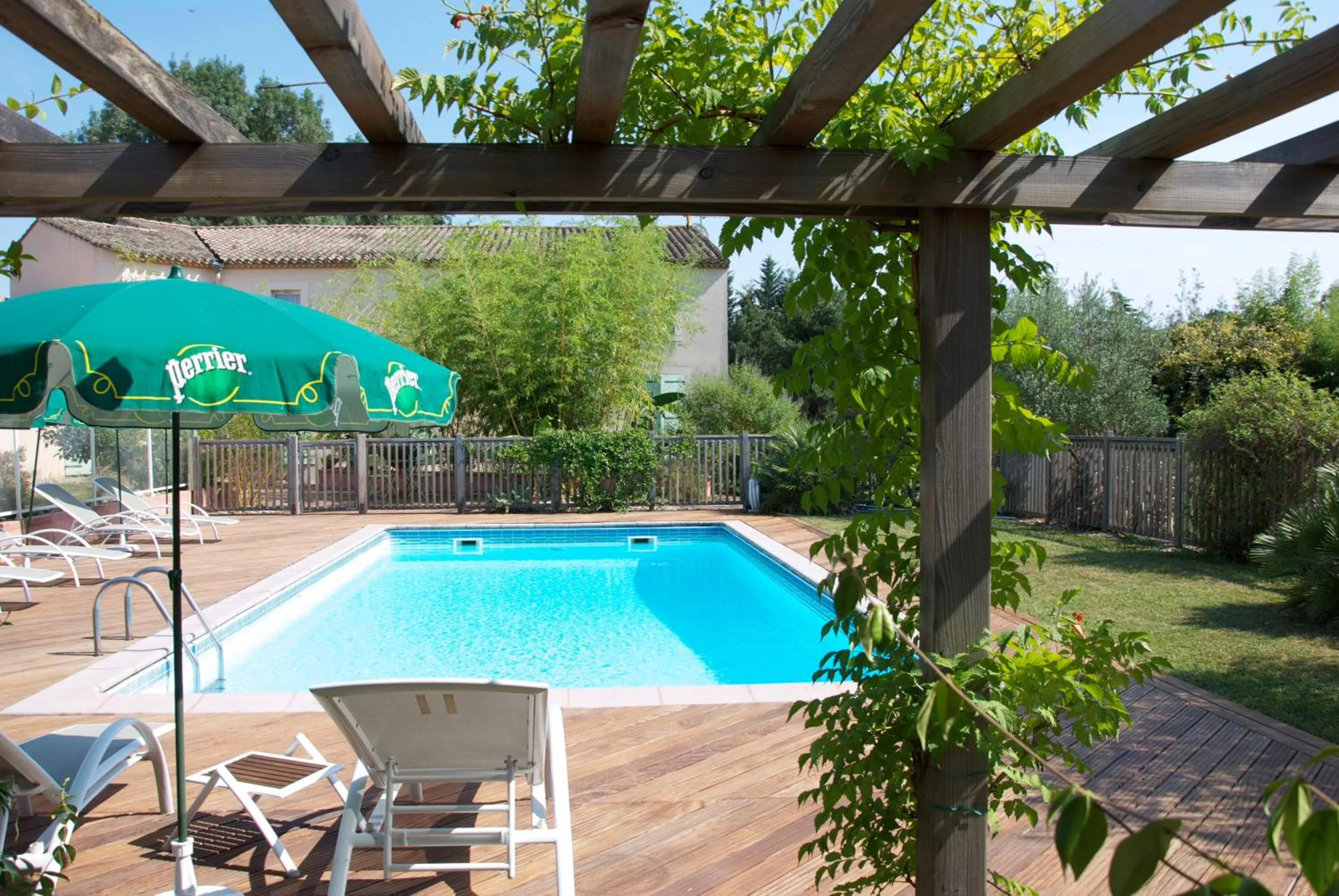 Swimming pool in Hôtel Le Barry, Toulouse Nord