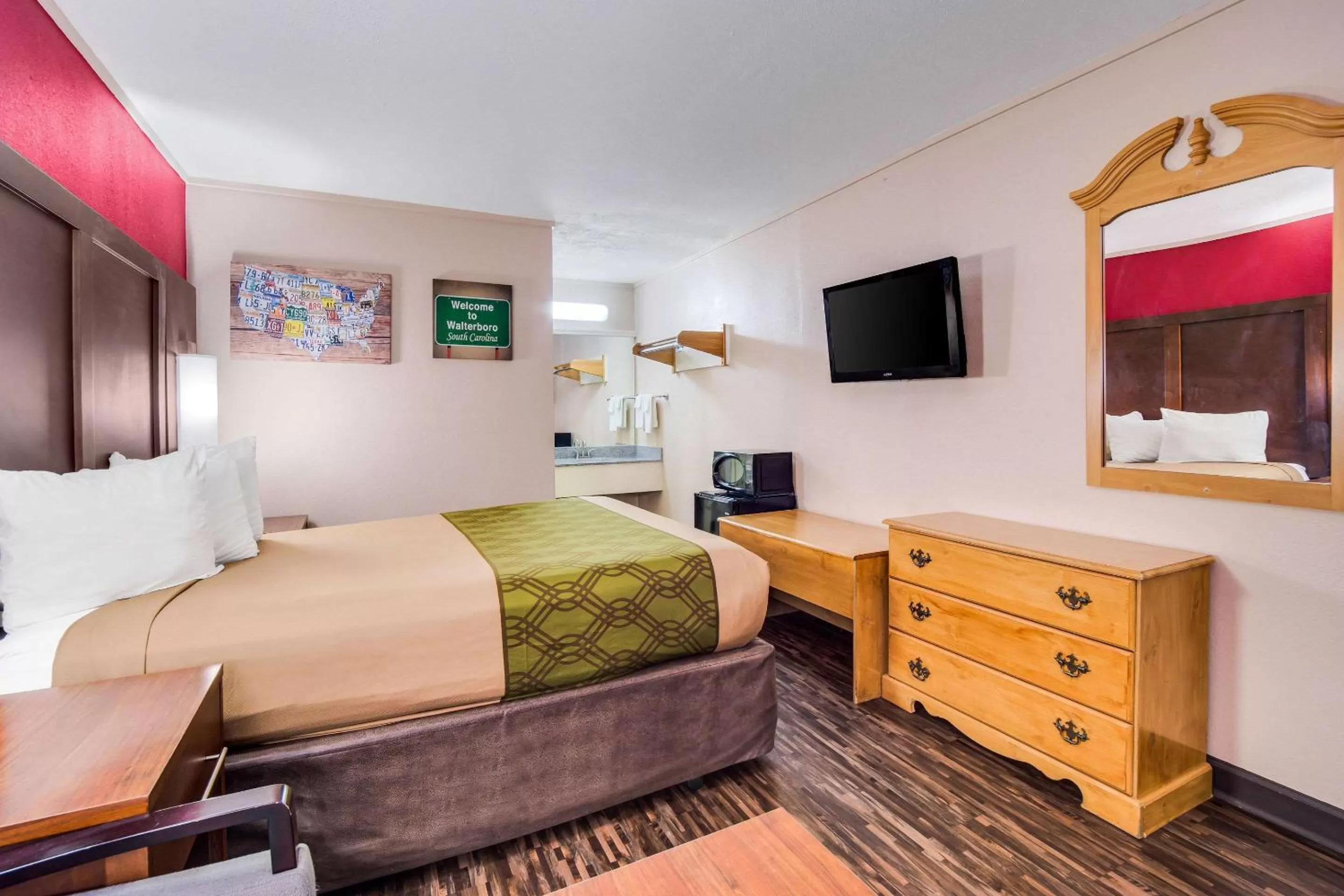 Photo of the whole room, Bed in Econo Lodge Walterboro I-95