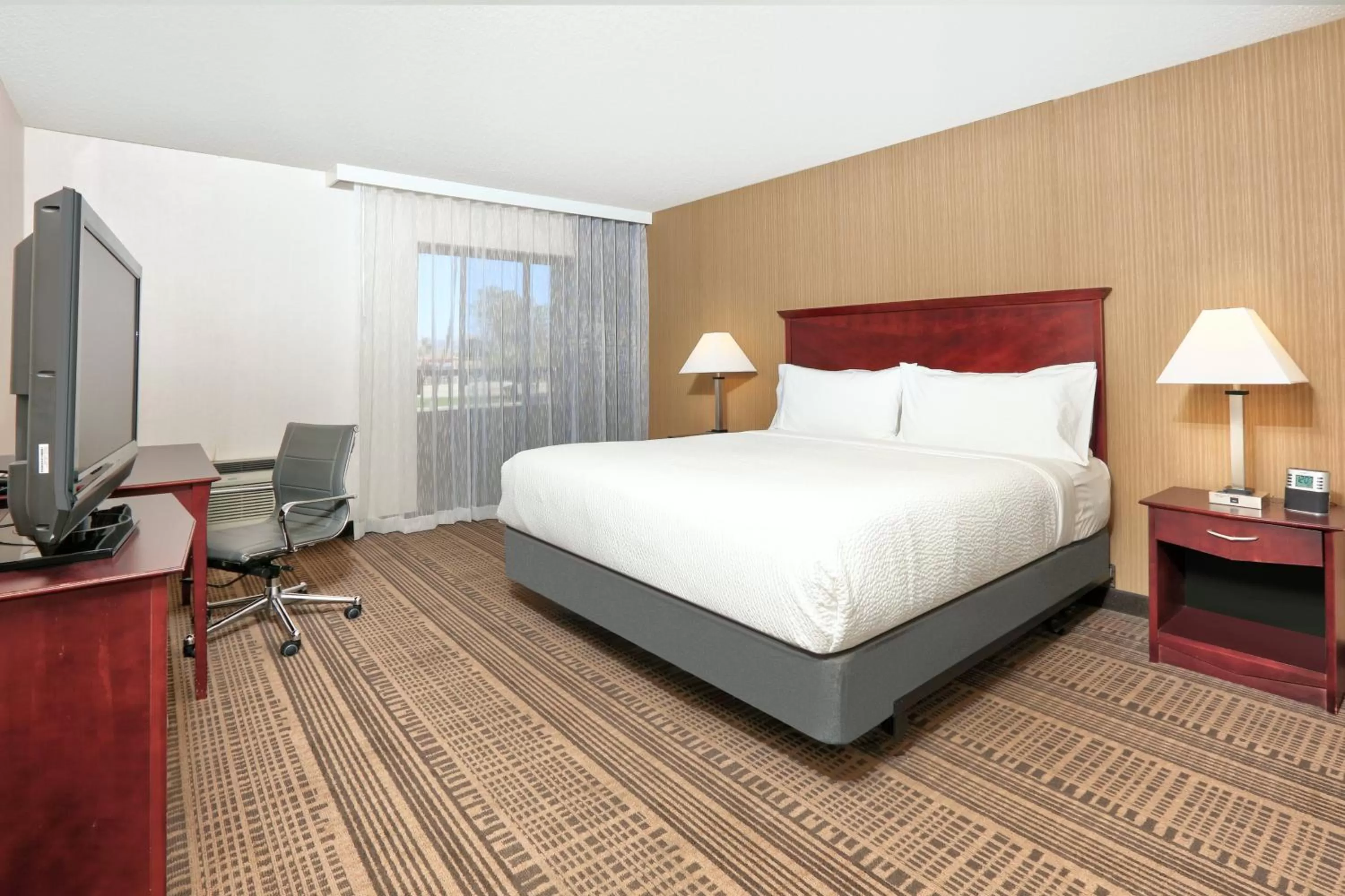 Photo of the whole room, Bed in Holiday Inn & Suites Santa Maria by IHG