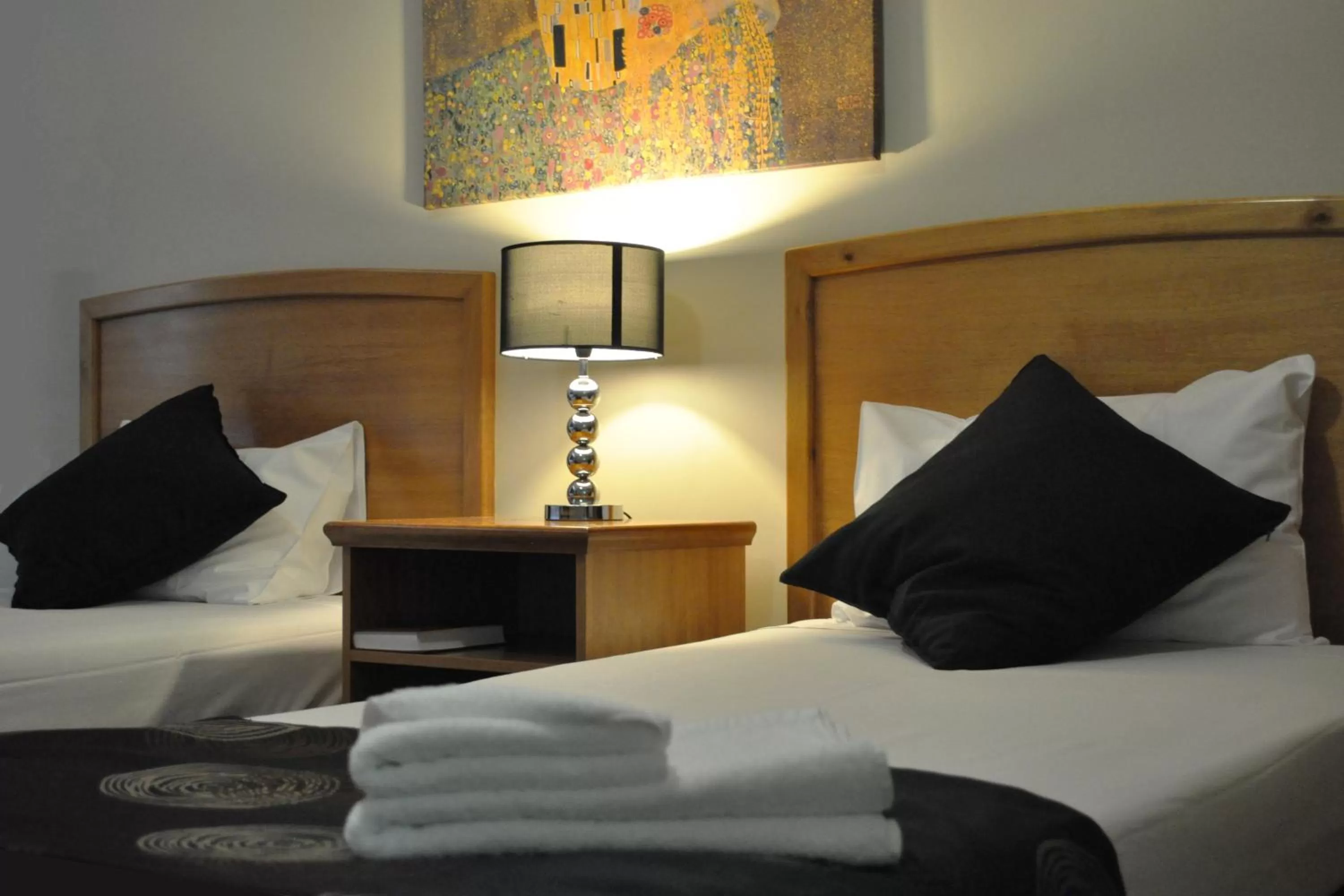 Bedroom, Bed in Meadowbrook Hotel Brisbane