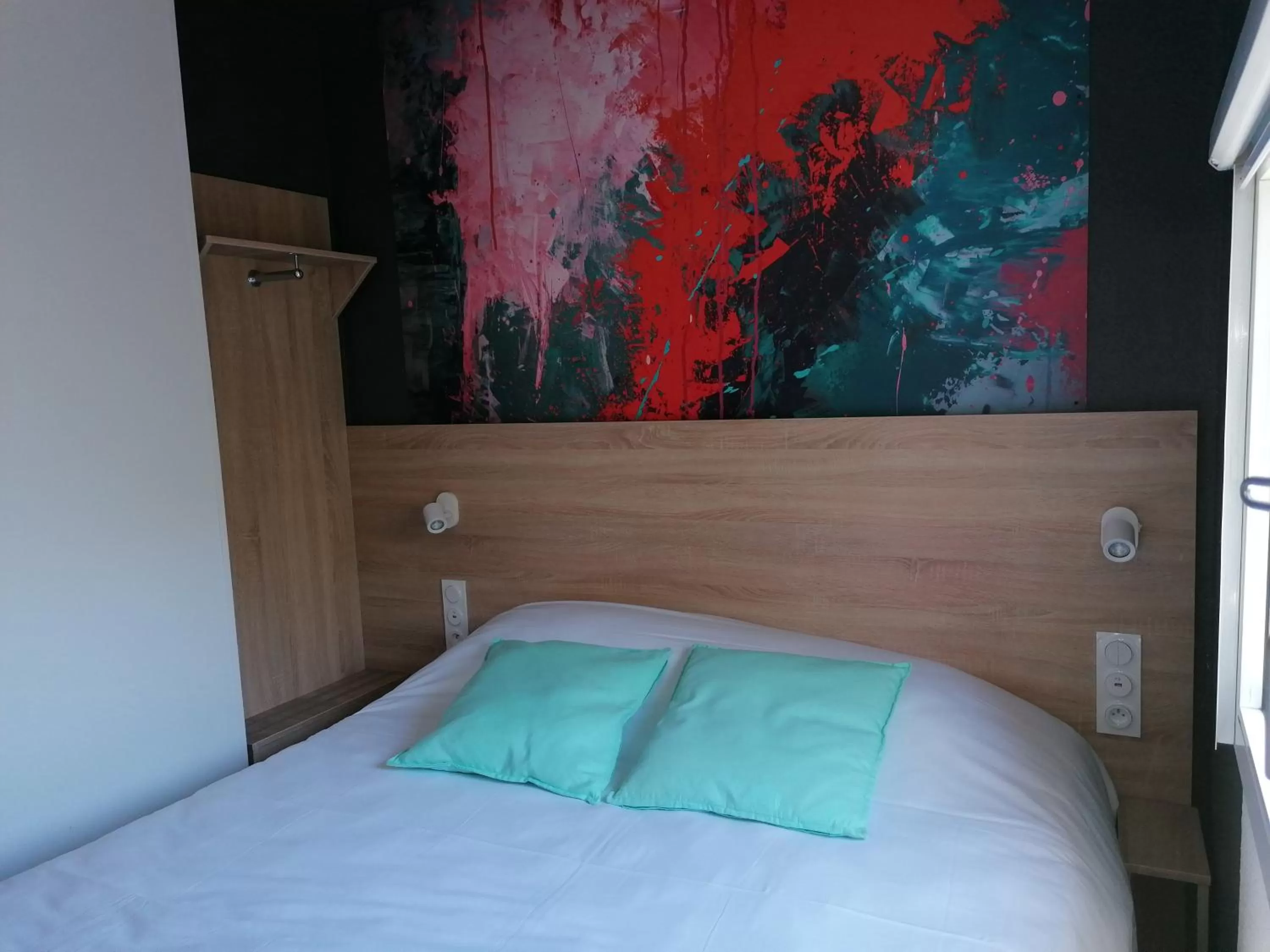 Bedroom, Bed in Kyriad Direct Martigues