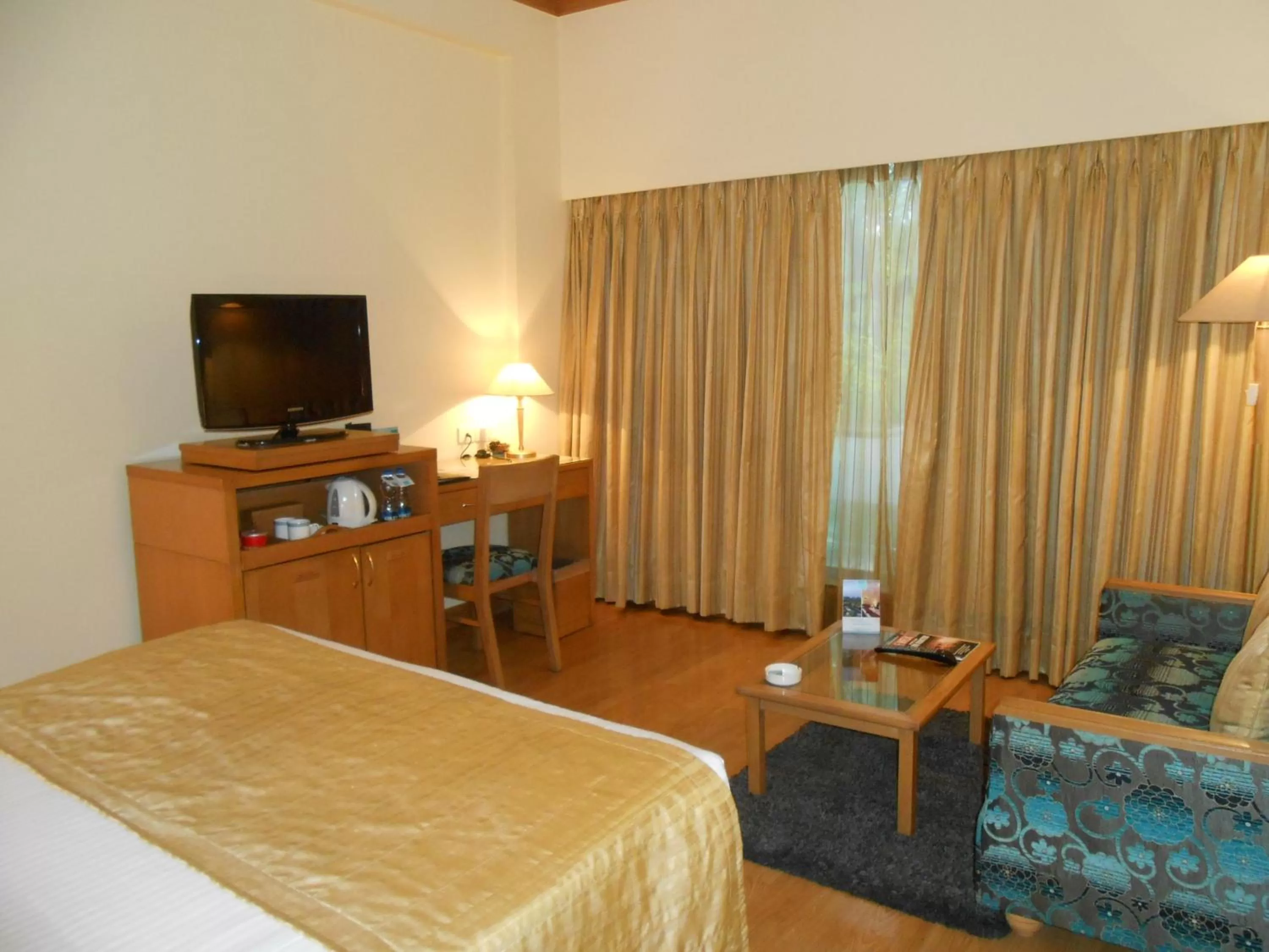 TV and multimedia, Bed in Kenilworth Hotel, Kolkata