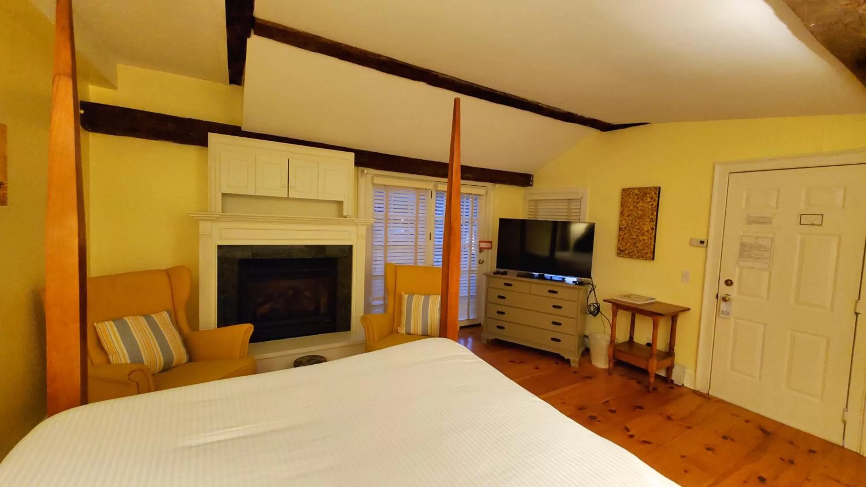 TV and multimedia, TV/Entertainment Center in Four Columns Inn