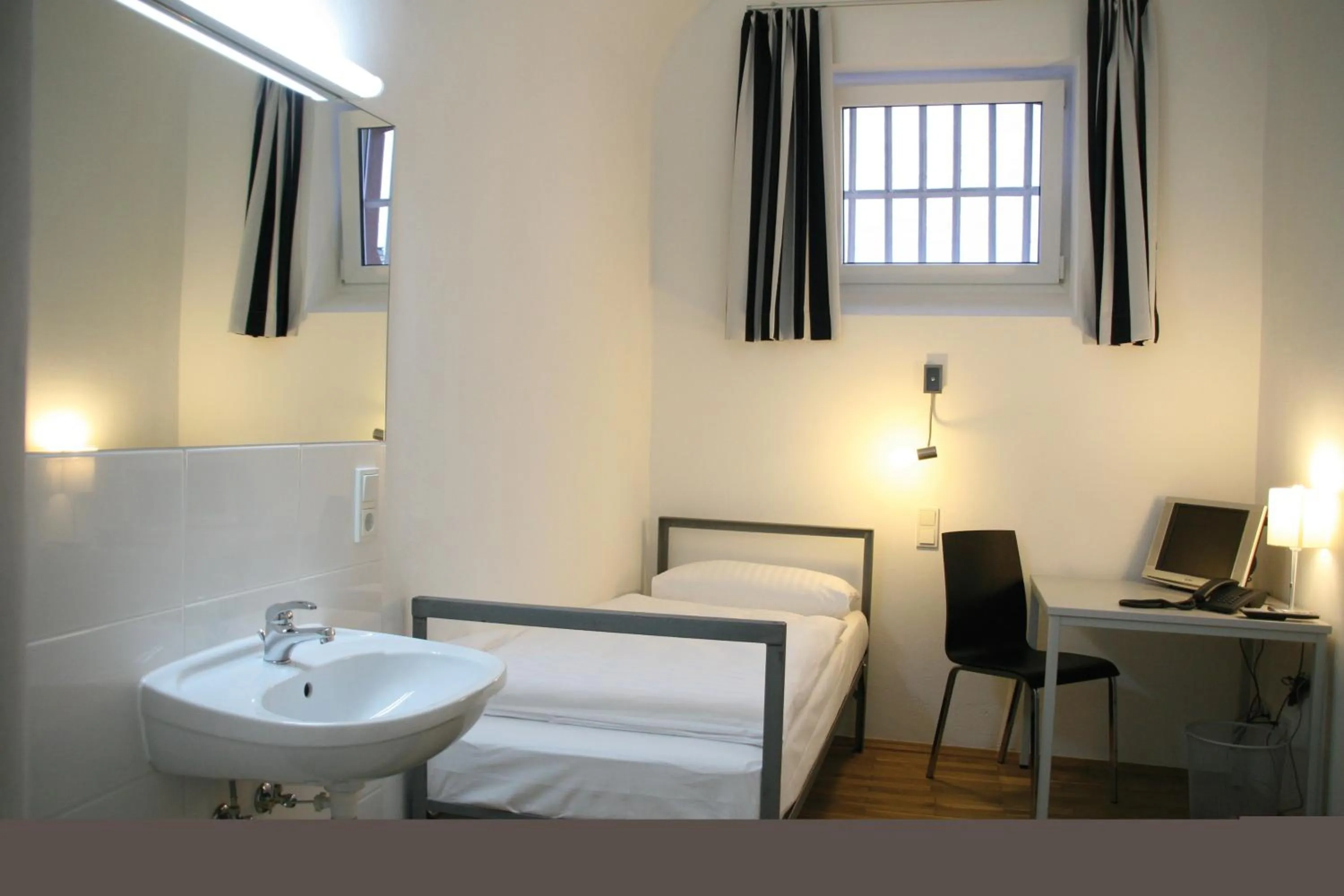 Photo of the whole room, Bed in ALCATRAZ Hotel am Japanischen Garten