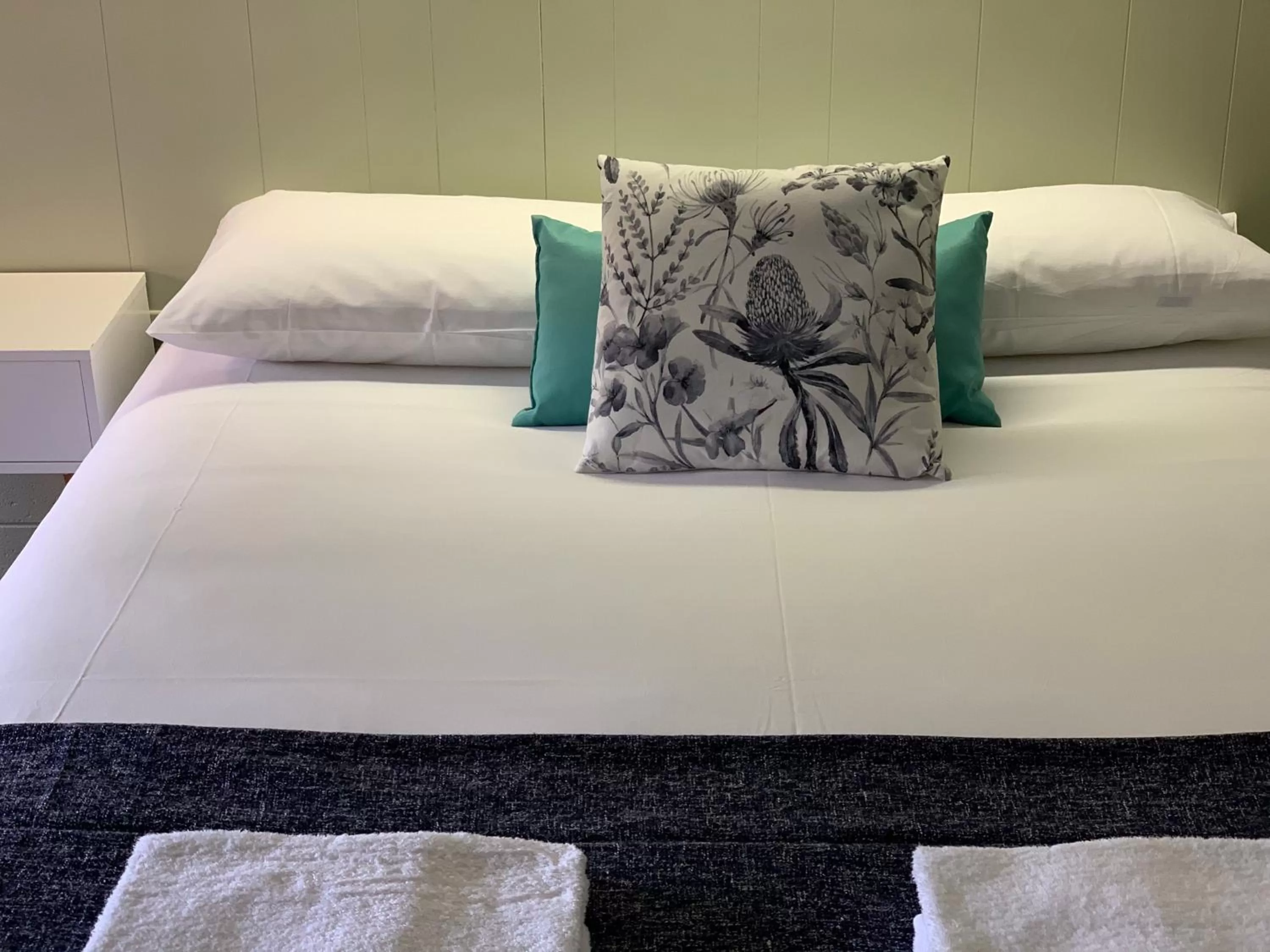 Bed in Finley Country Club Hotel Motel