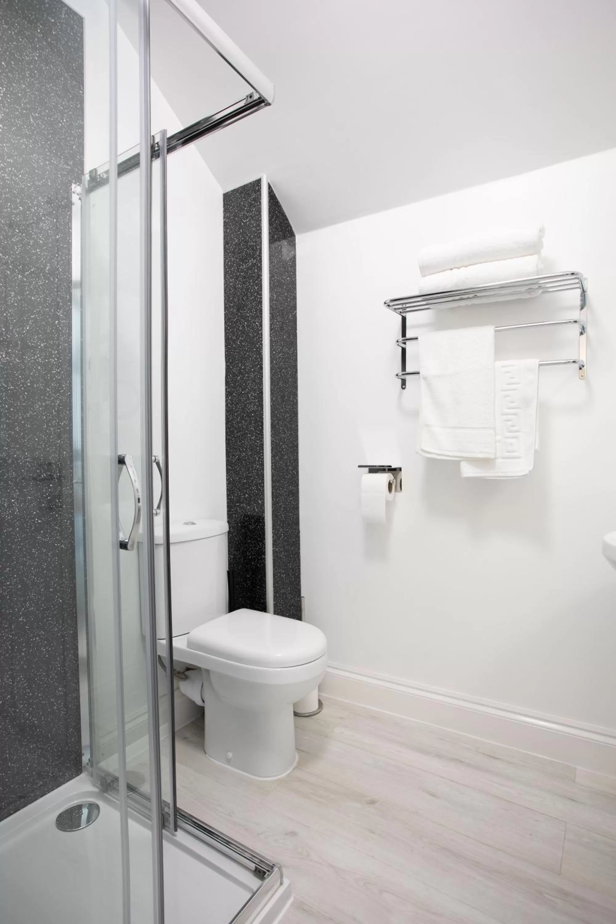 Bathroom in Park View R & R - Adult Only - Self-Catering - Free Parking - EV Point