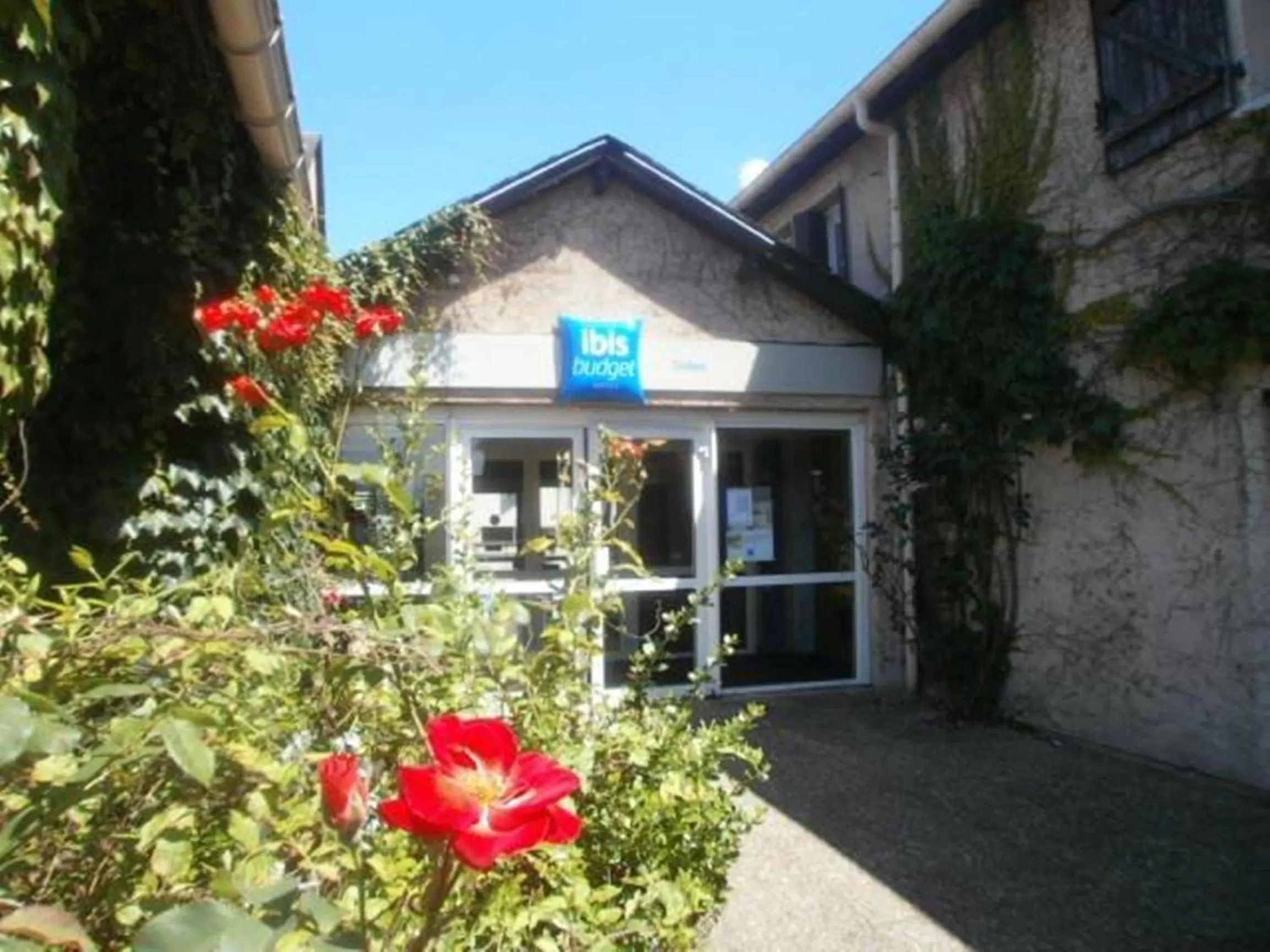 Facade/entrance in IBIS Budget Tarbes