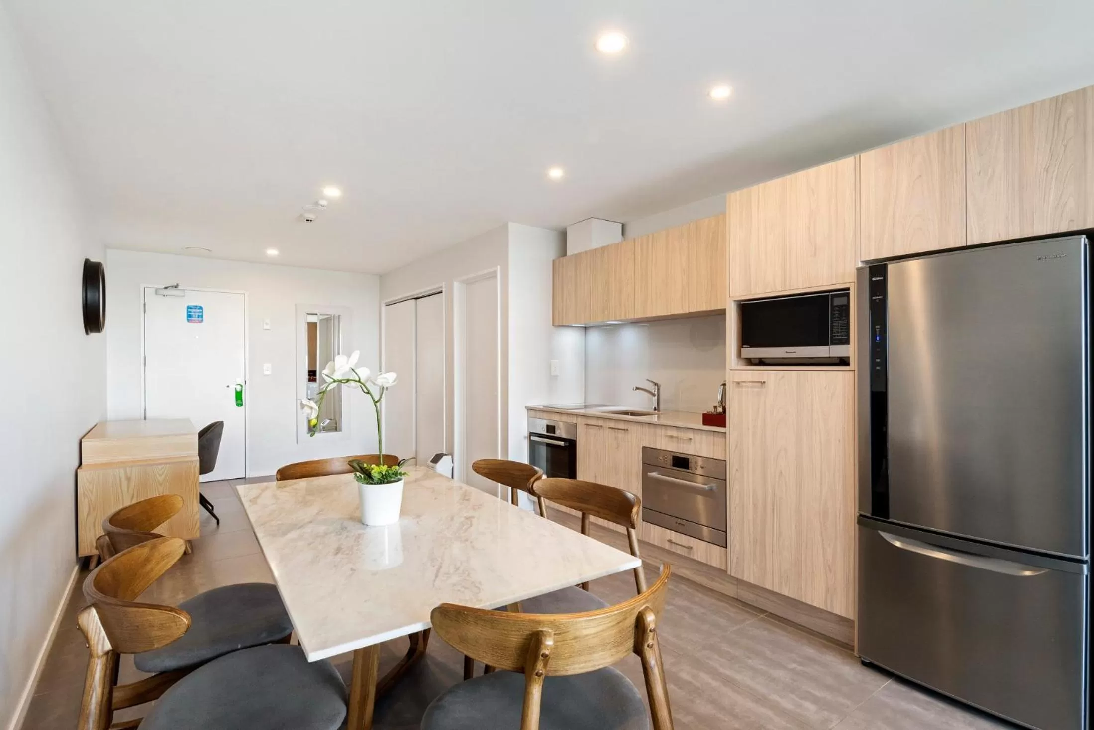 Kitchen or kitchenette in FERNZ Motel & Apartments Birkenhead