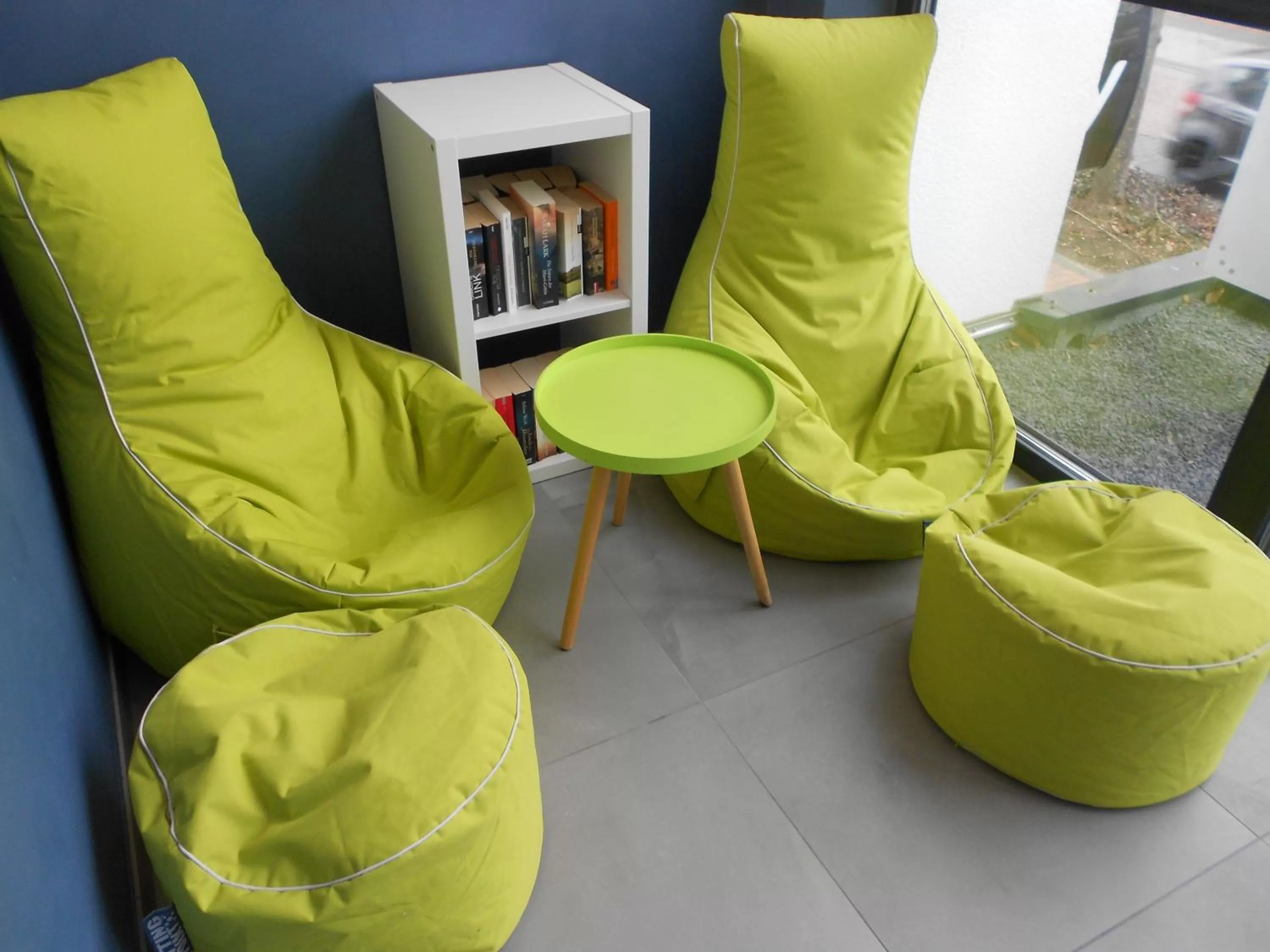 Library in Hotel M24 - Alle Zimmer mit Küchenzeile