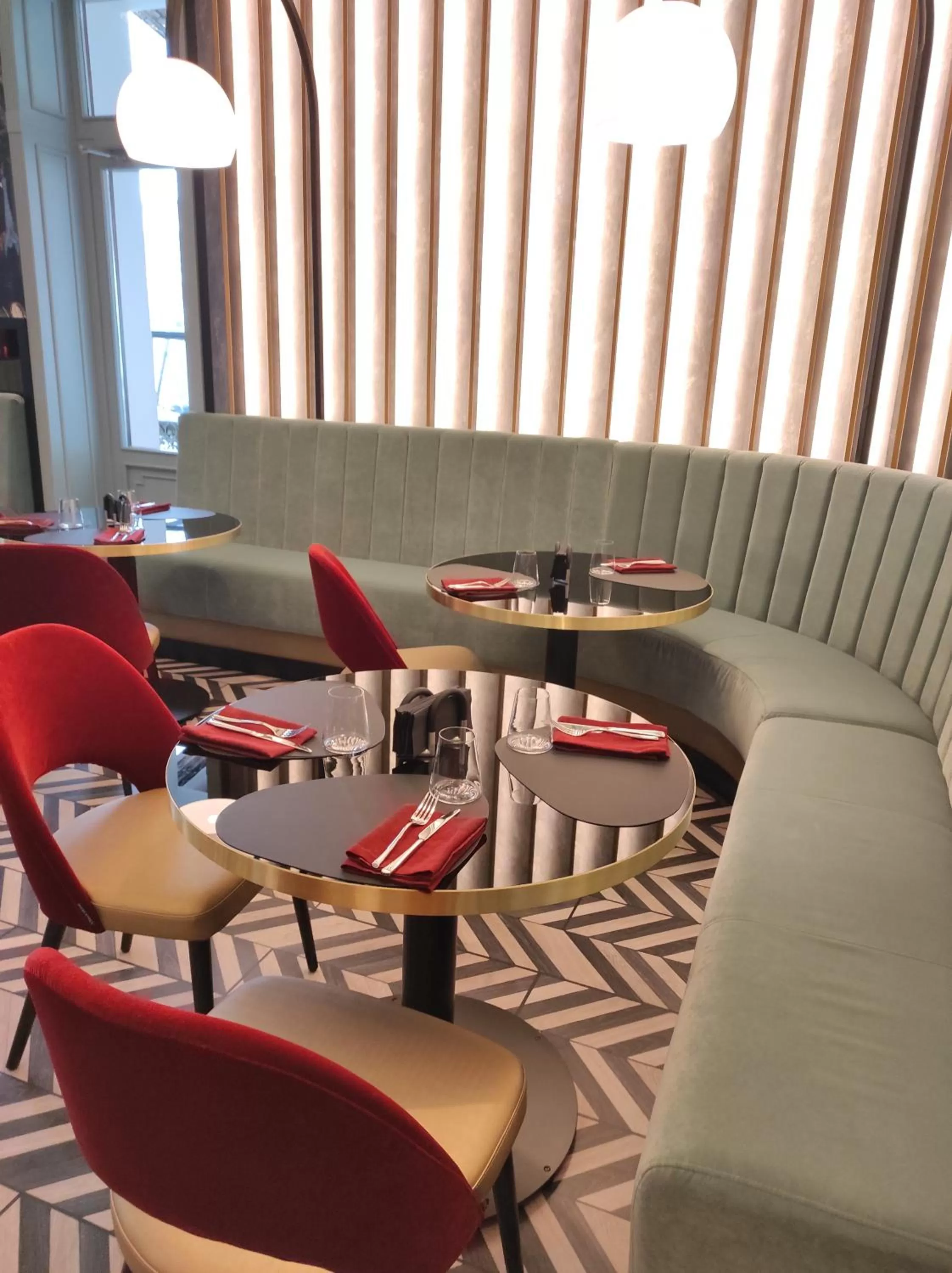 Restaurant/places to eat in Hotel Select