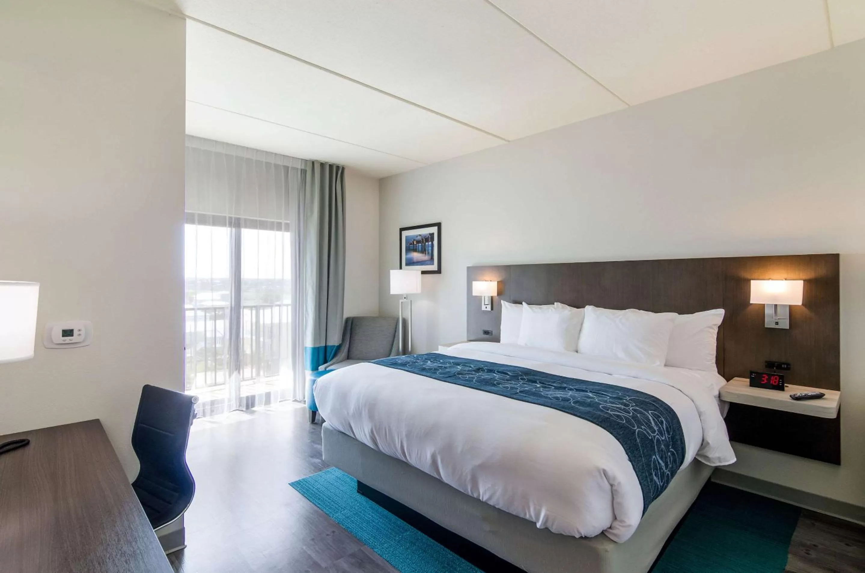 Photo of the whole room, Bed in Comfort Inn & Suites Gulf Shores East Beach near Gulf State Park