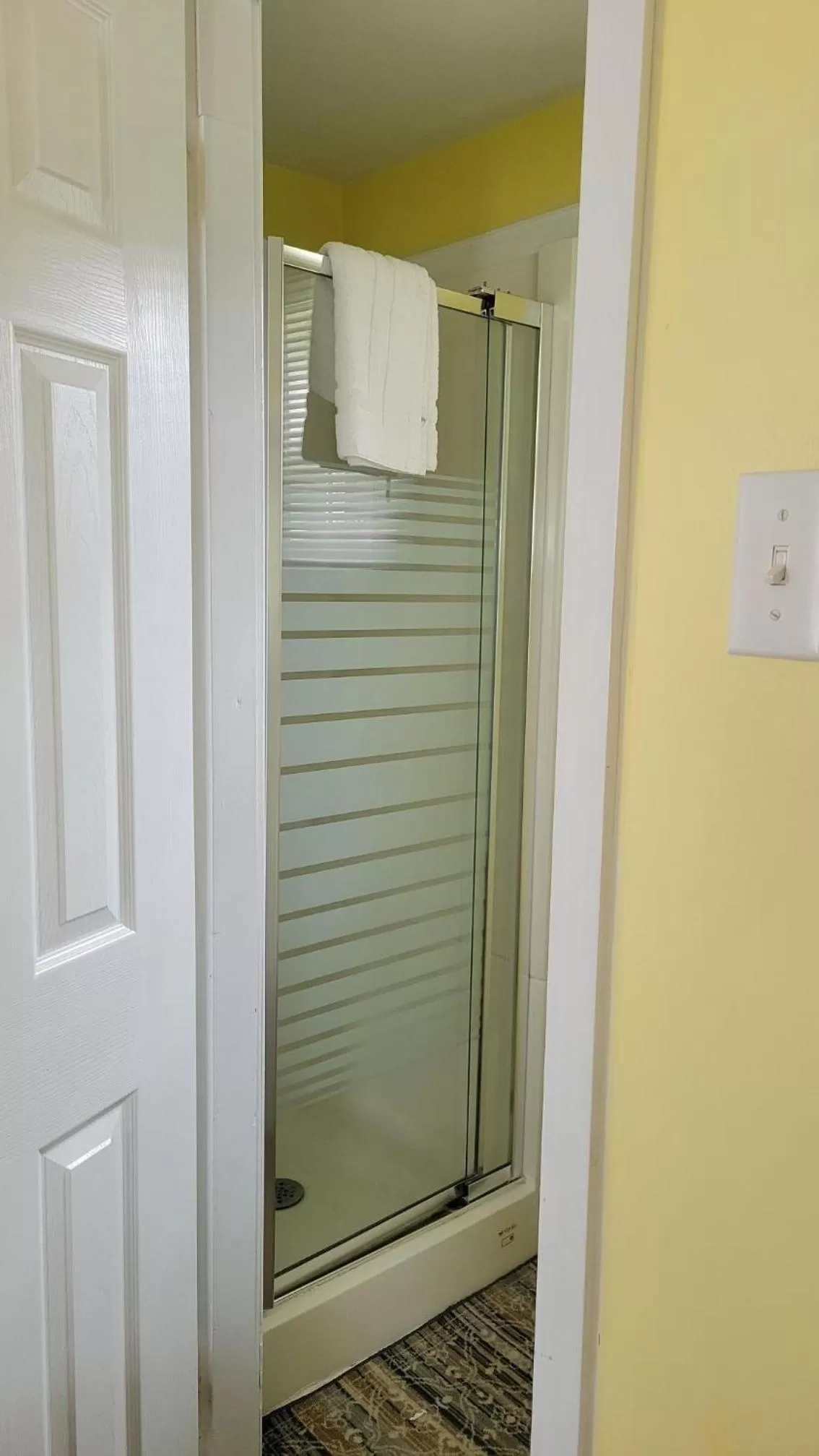 Bathroom in Lakelawn B&B and Motel
