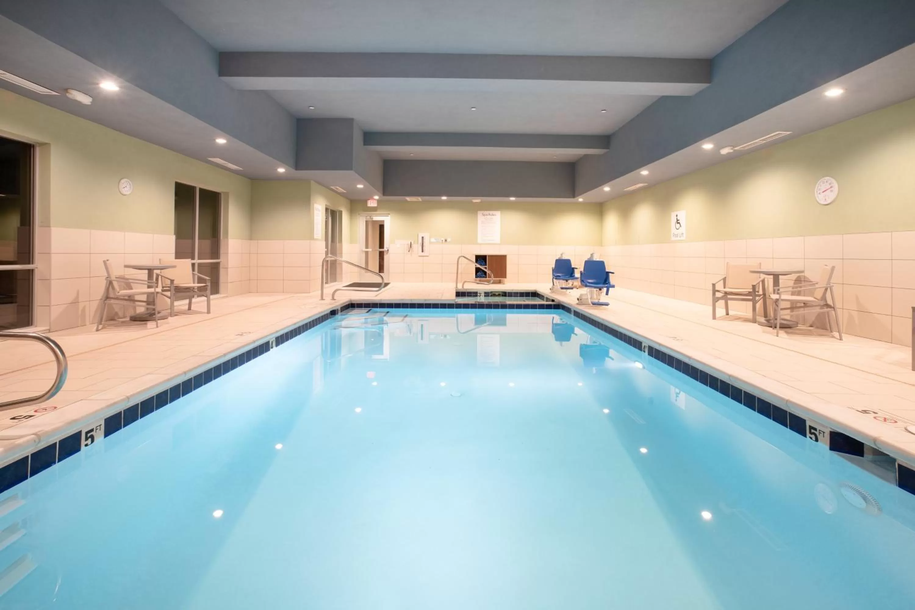 Swimming pool in Holiday Inn Express & Suites - Sterling by IHG