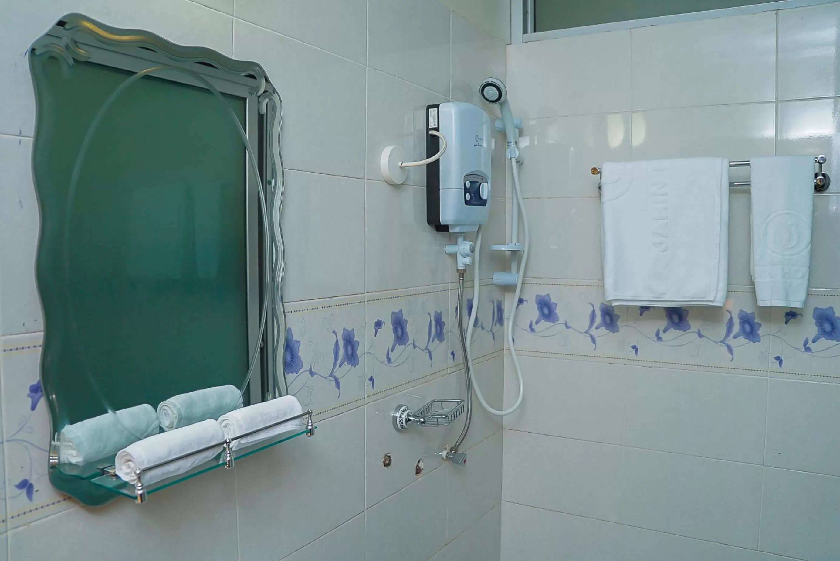 Shower in Jarin Hotel