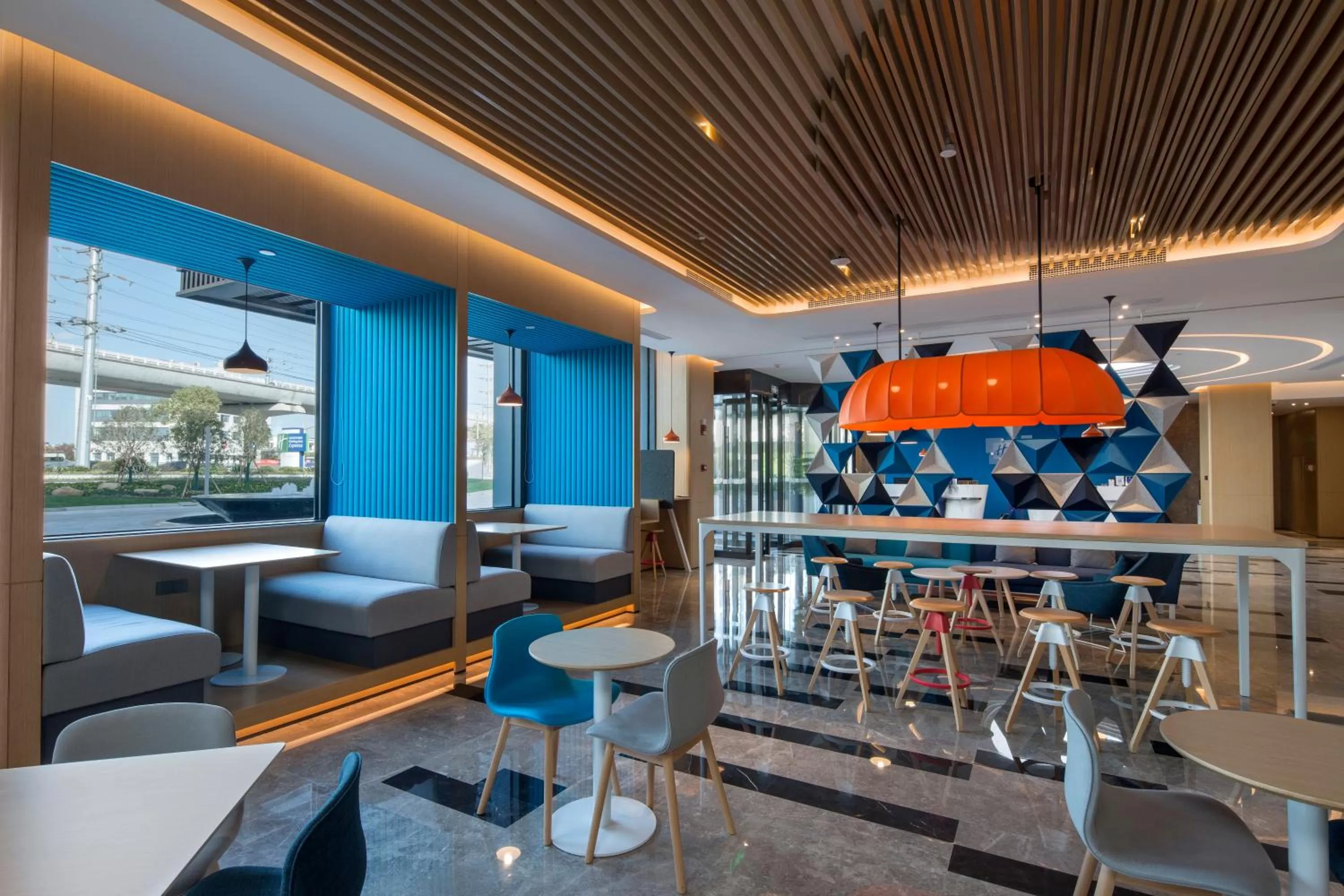 Restaurant/places to eat in Holiday Inn Express Shanghai Kangqiao by IHG