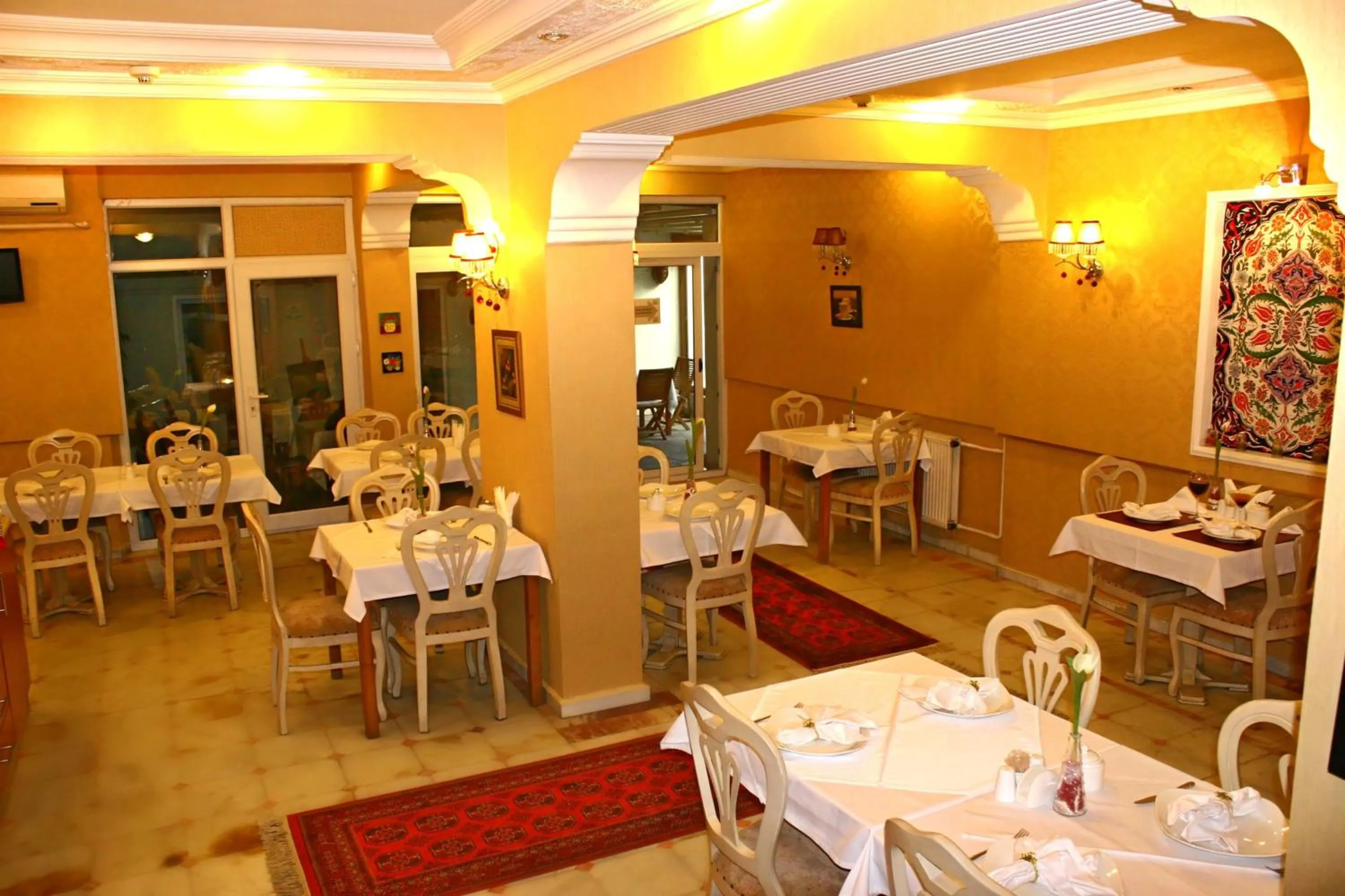 Restaurant/places to eat in Divas Hotel
