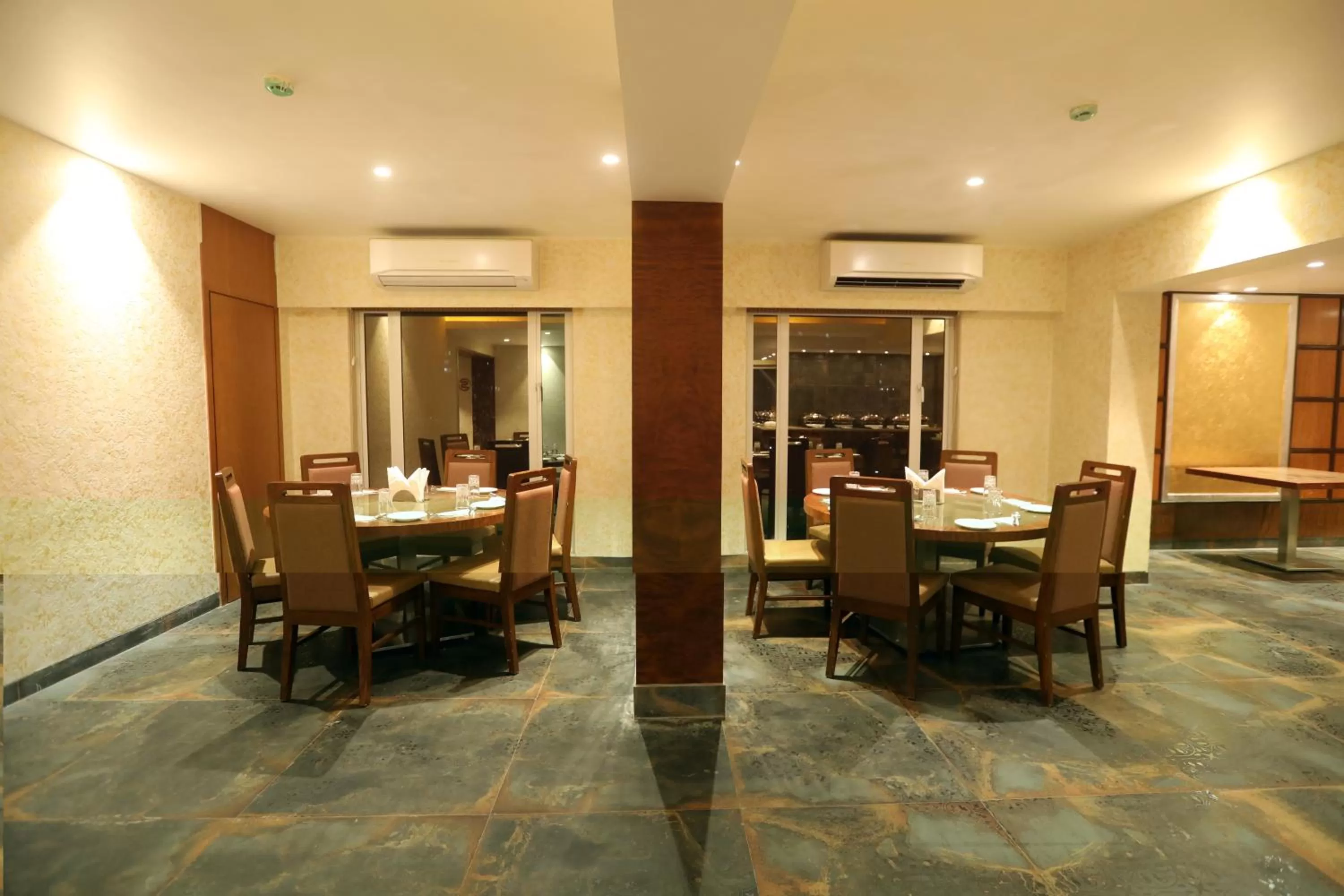 Restaurant/places to eat in Hotel Cliffton