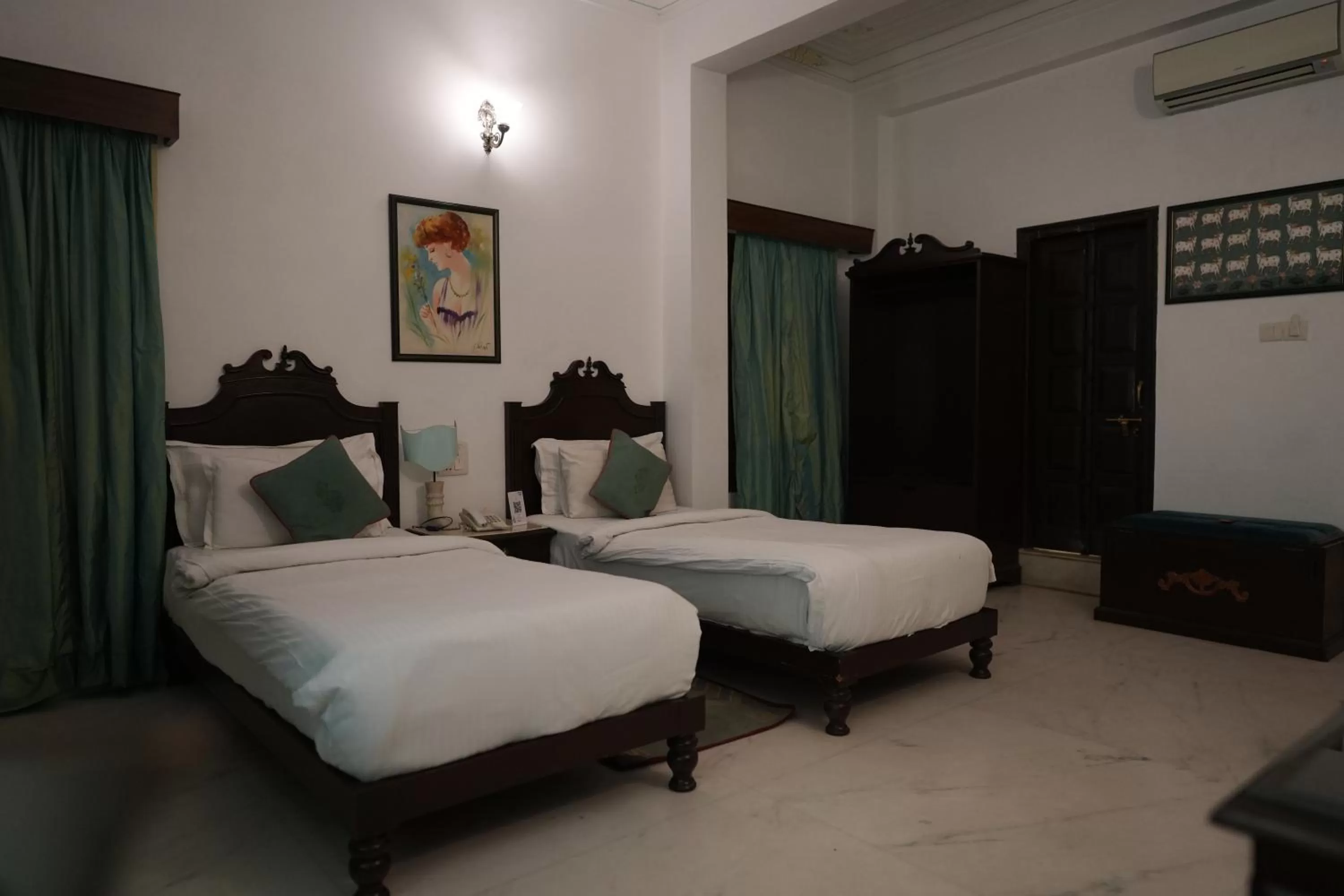 Bedroom, Bed in Amar Kothi