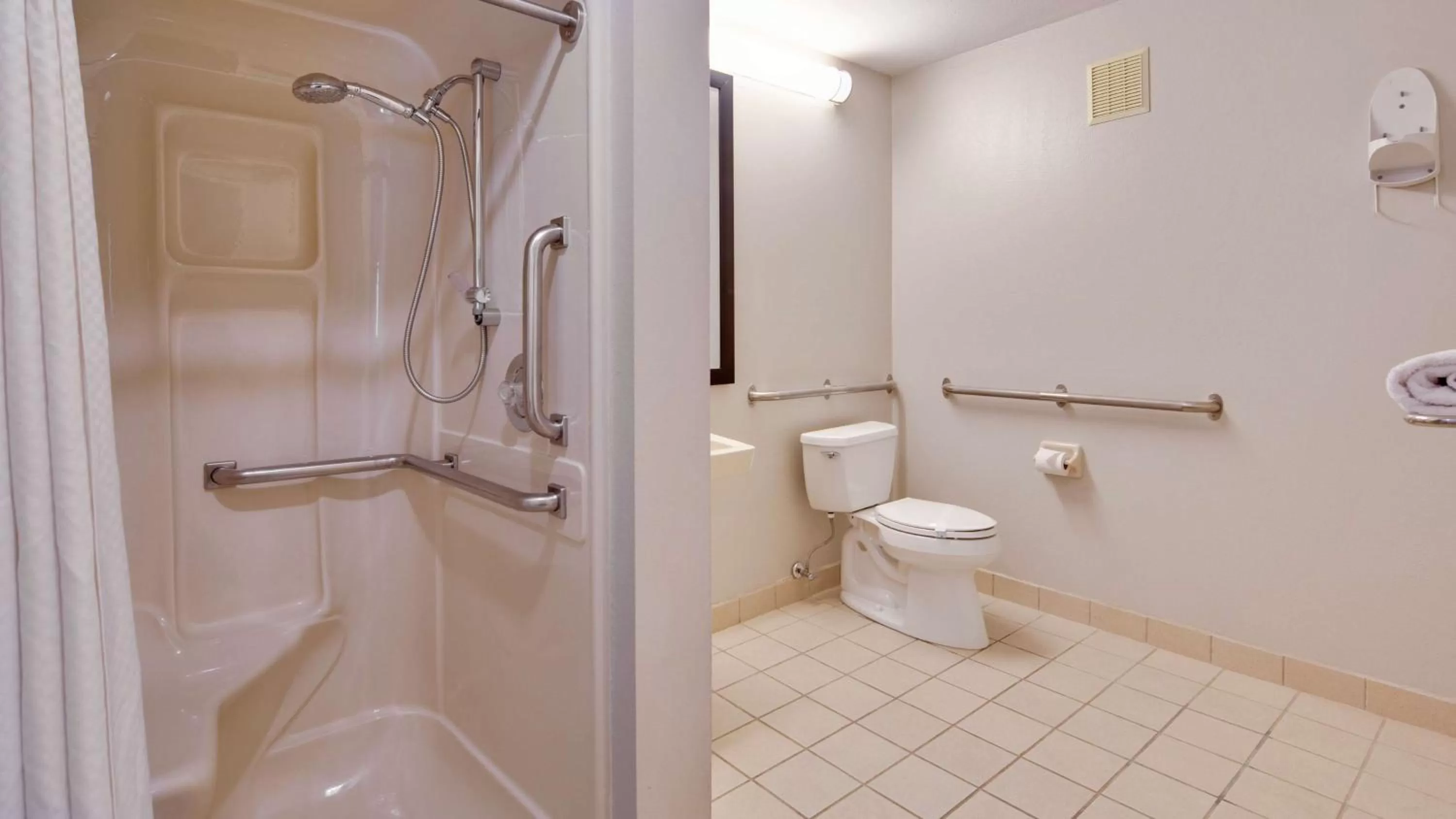 Bathroom in Best Western Clermont