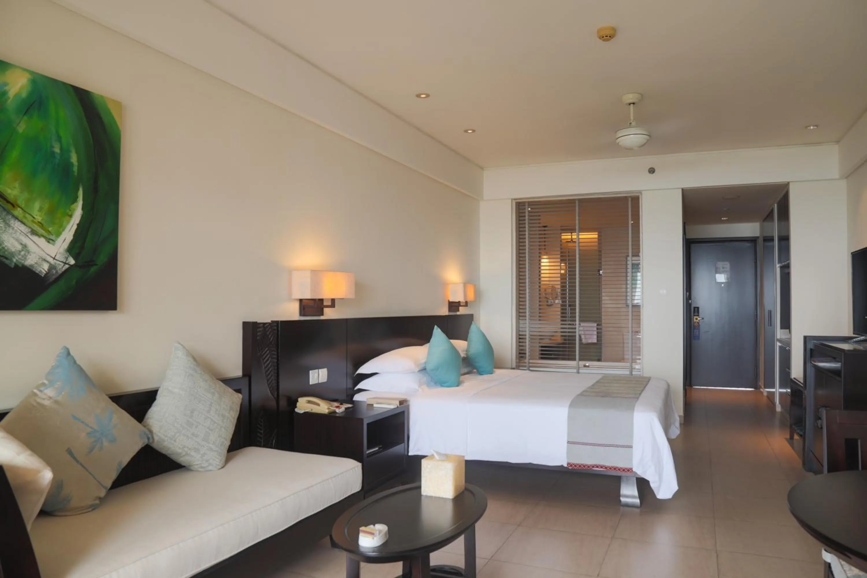 Photo of the whole room, Bed in Howard Johnson Resort Sanya Bay