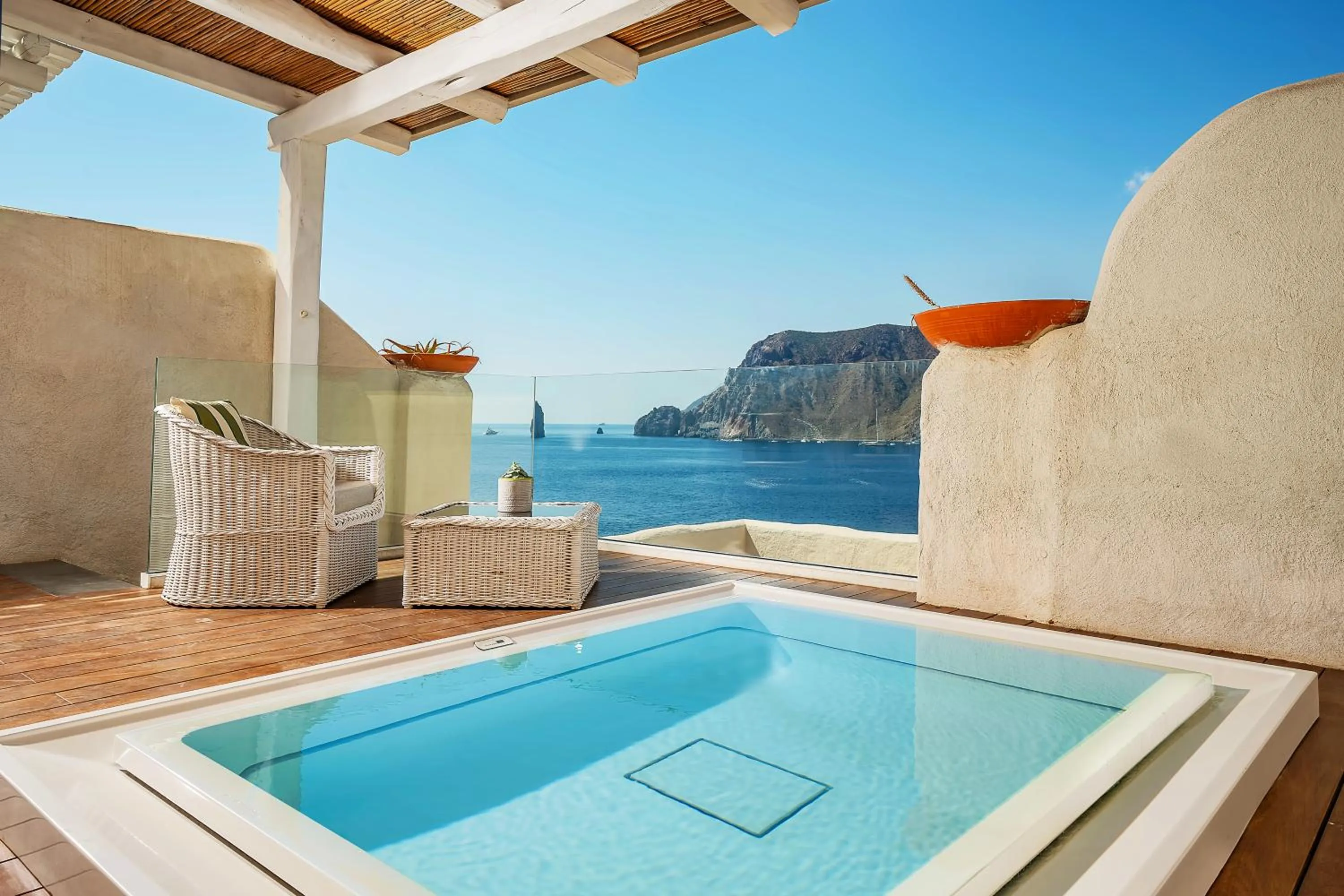 Hot Tub in Therasia Resort Sea and SPA - The Leading Hotels of the World