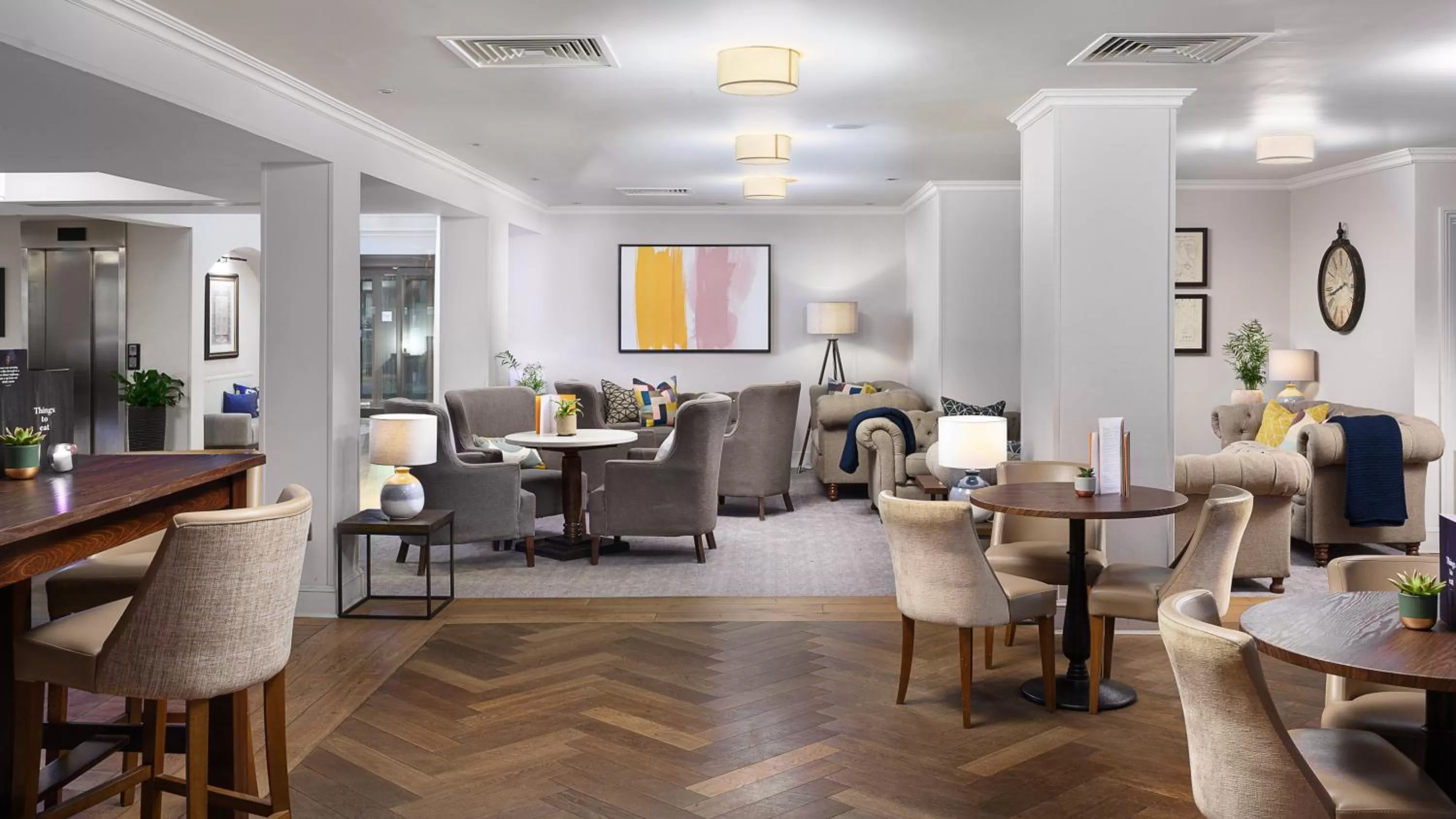 Lounge or bar in voco Oxford Spires by IHG