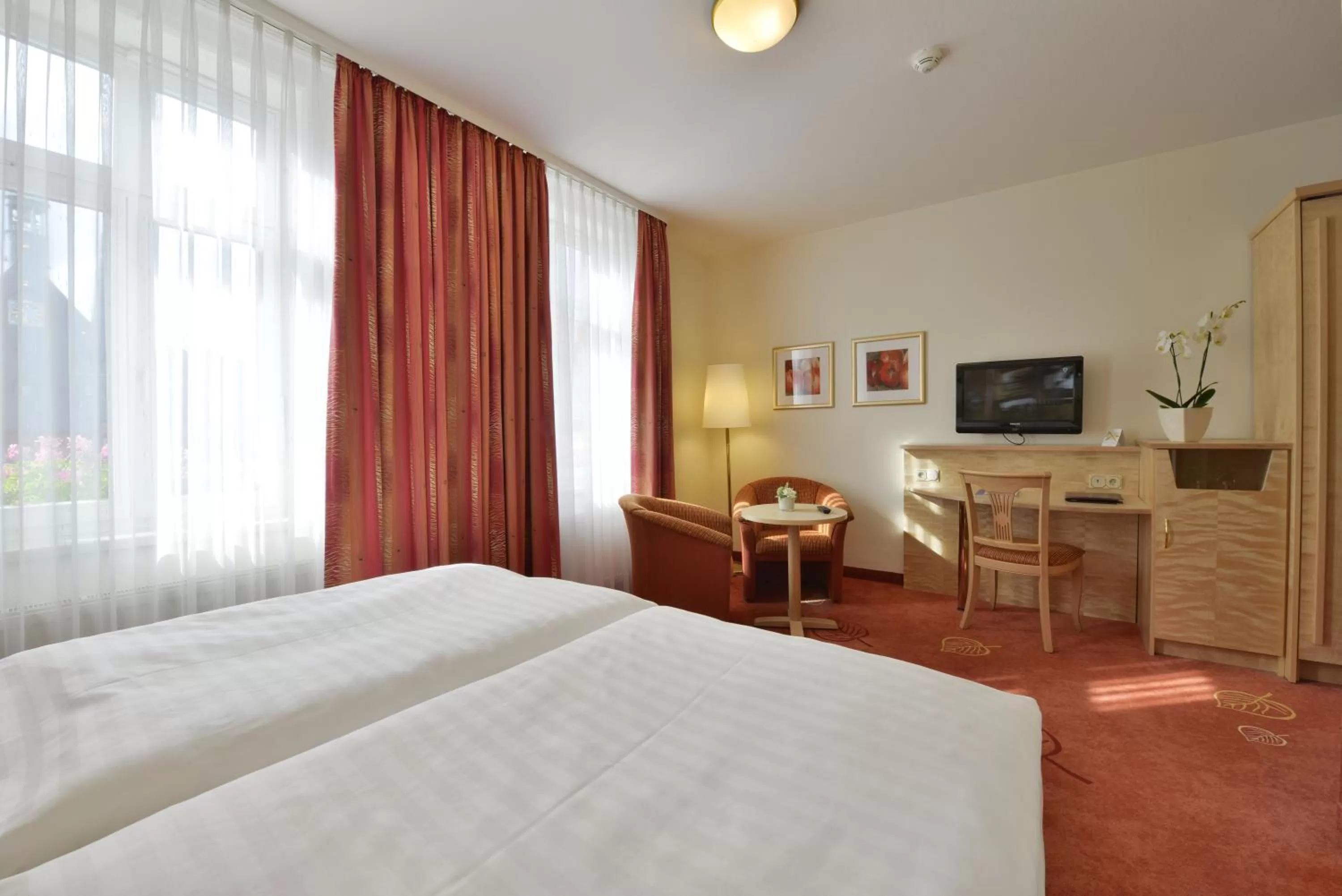 TV and multimedia, Bed in Ringhotel Weißer Hirsch