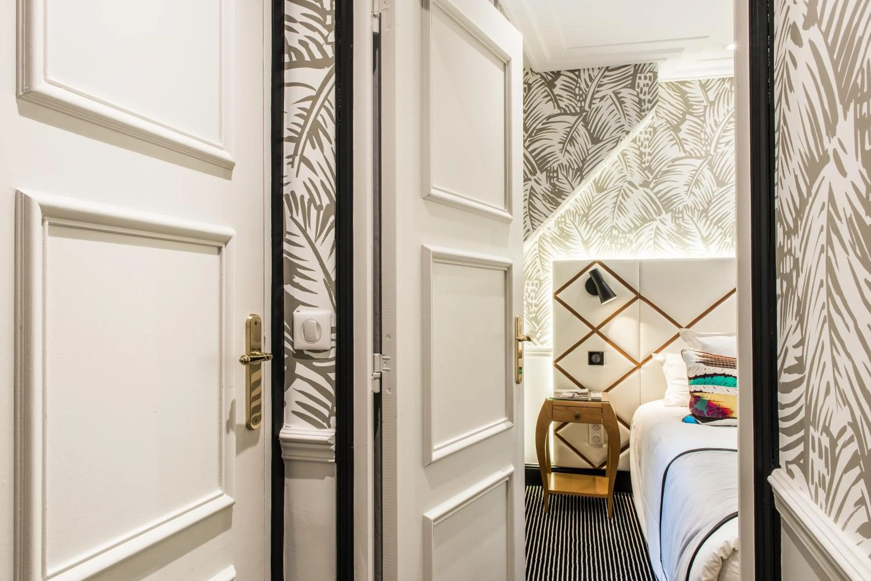 Bedroom, Bed in Hôtel Jardin Le Bréa