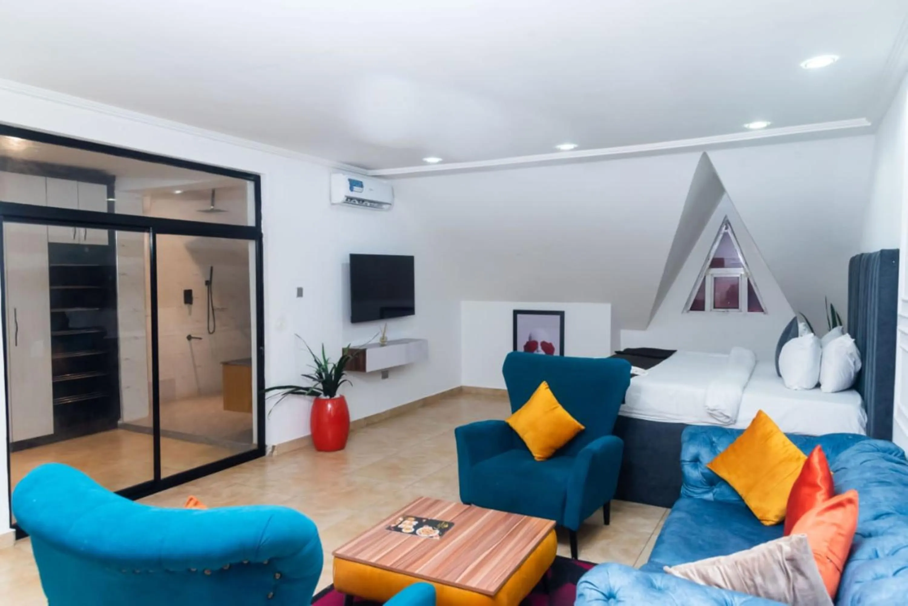 Living room, Bed in The Grosvenor Suites Gwarinpa Abuja