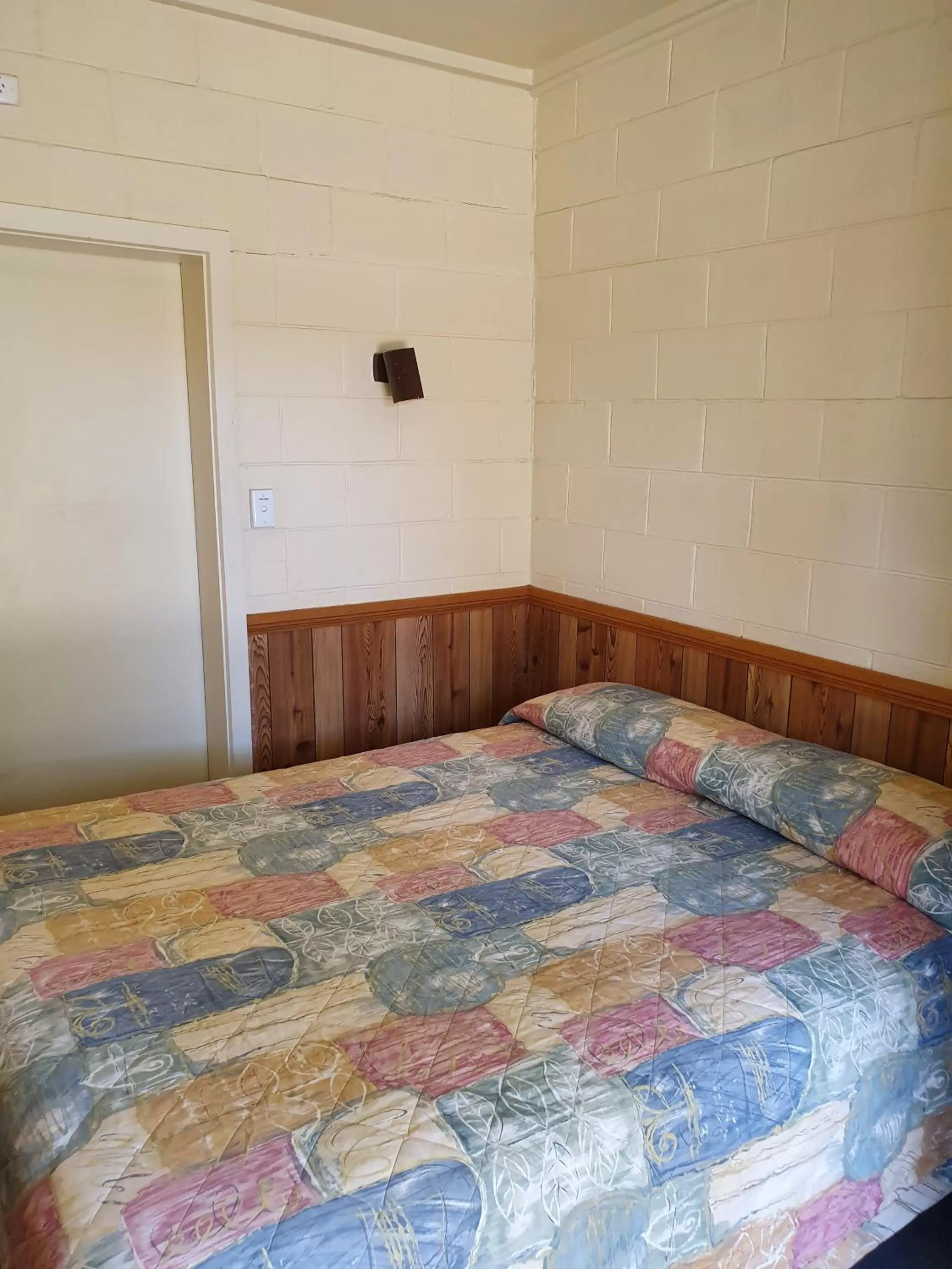 Bed in Opal Inn Hotel, Motel, Caravan Park